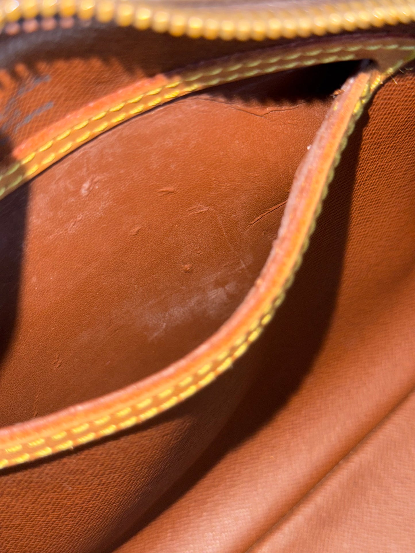 Blois Crossbody -🗓️ Year: 2002