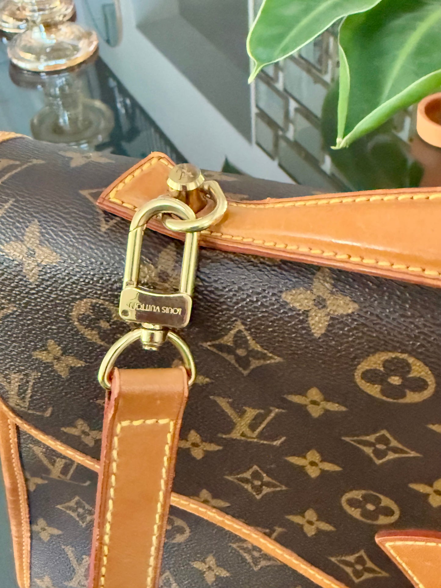 Beverly GM Satchel Crossbody - ๐
Year: 1996