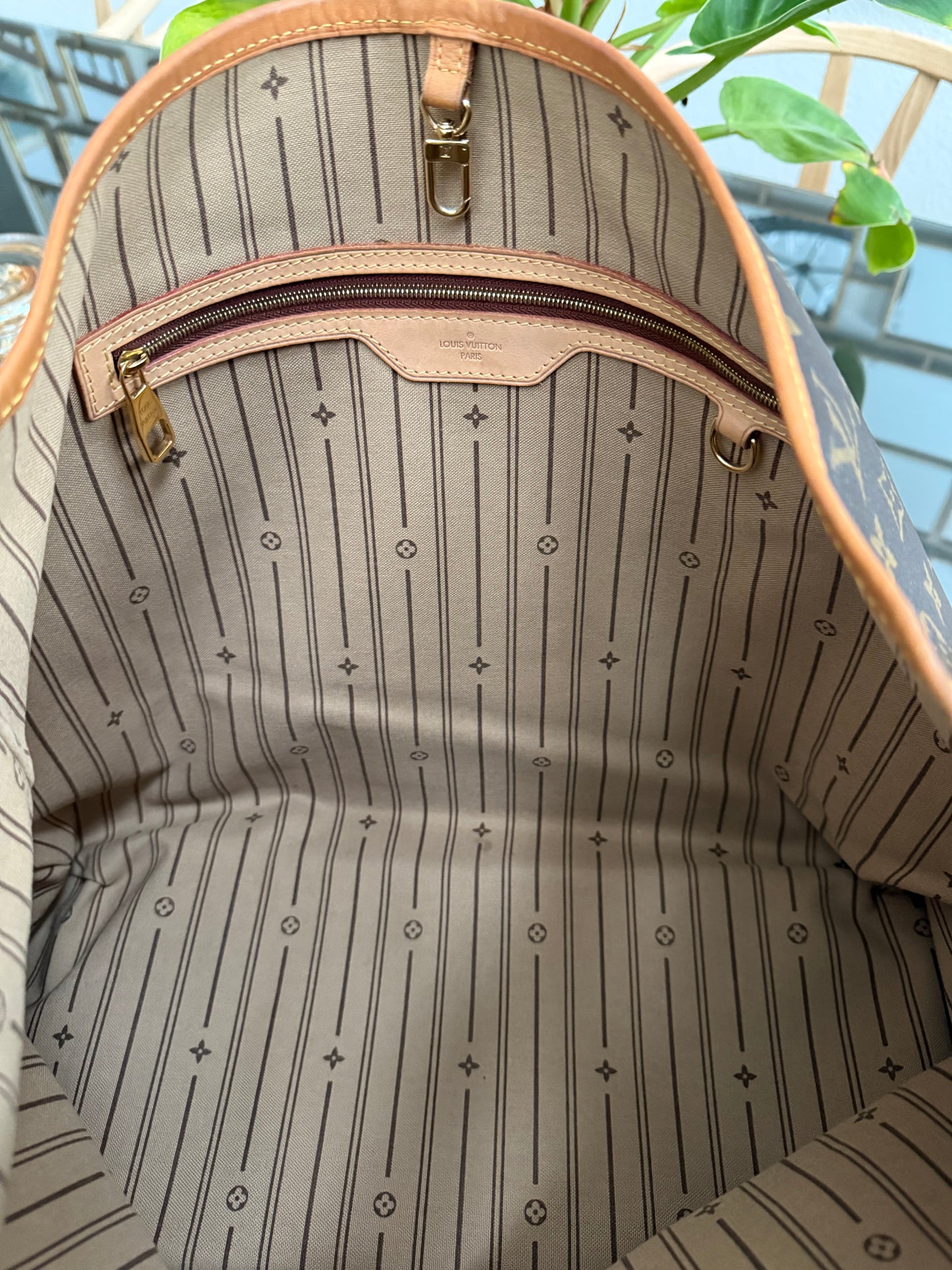 Delightful GM with Dustbag and Insert organizer ๐
Year: 2011