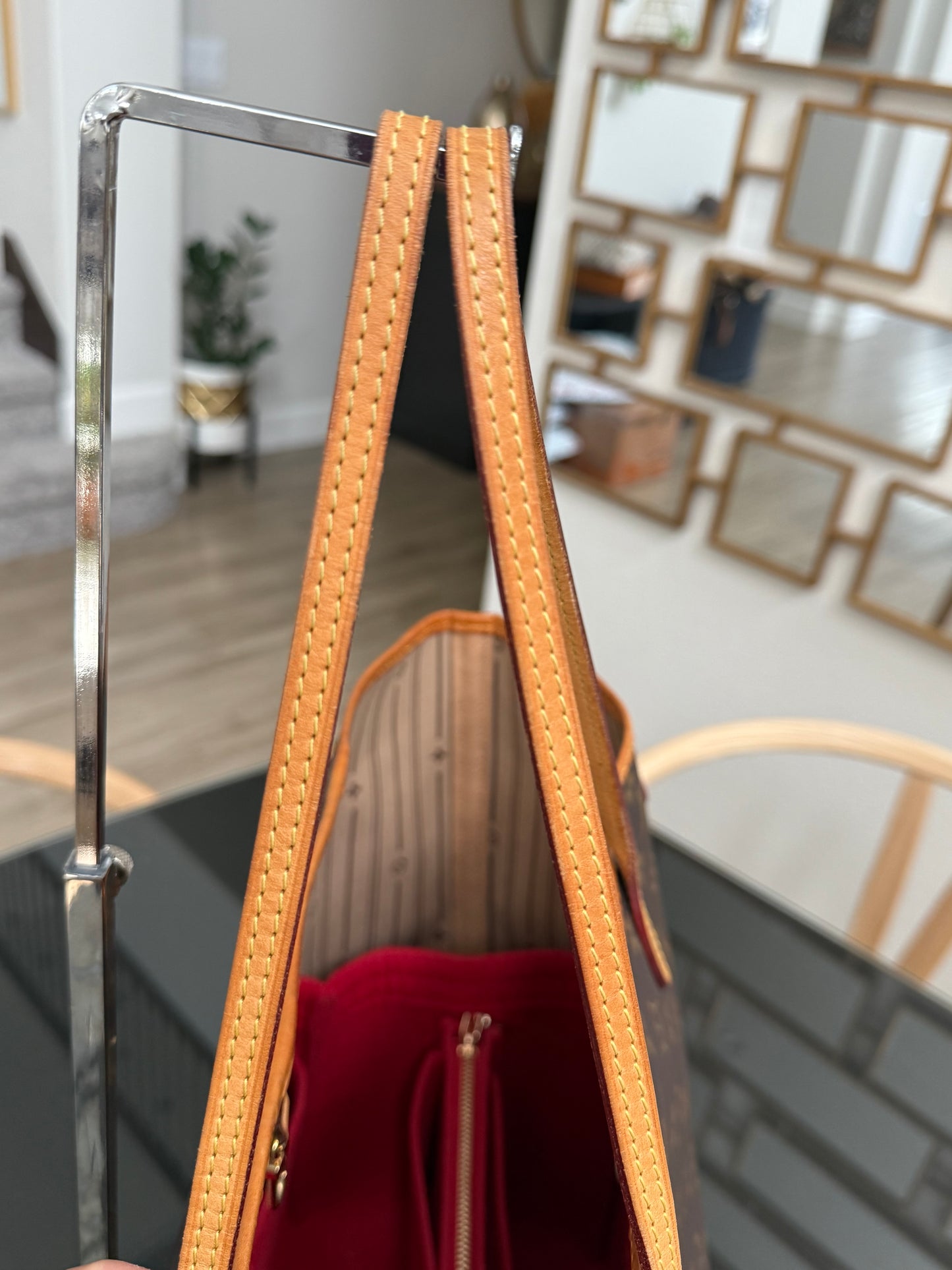 Neverfull GM with Dustbag and Insert Organizer ๐
Year: 2009