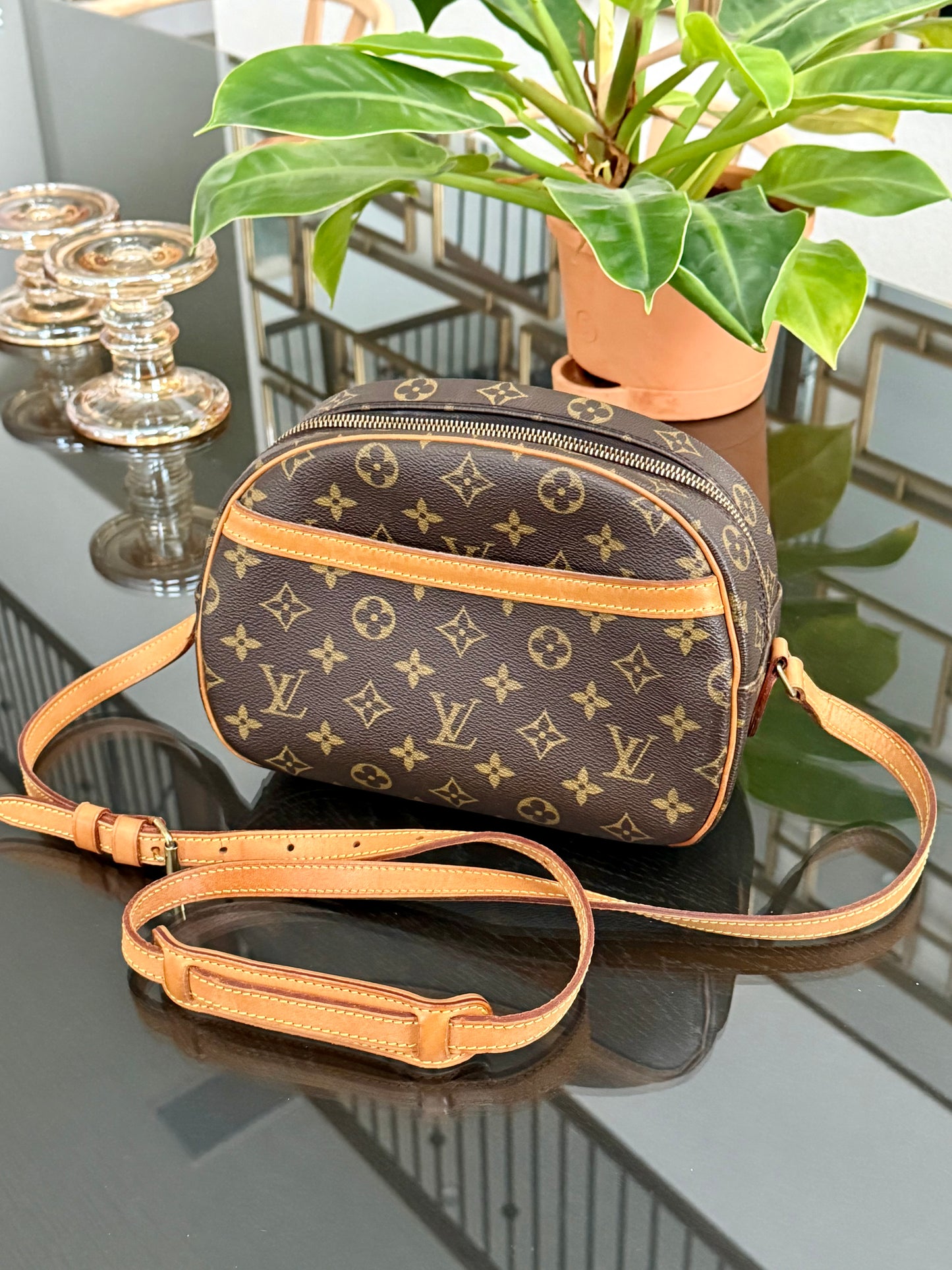 Blois Crossbody -🗓️ Year: 1999