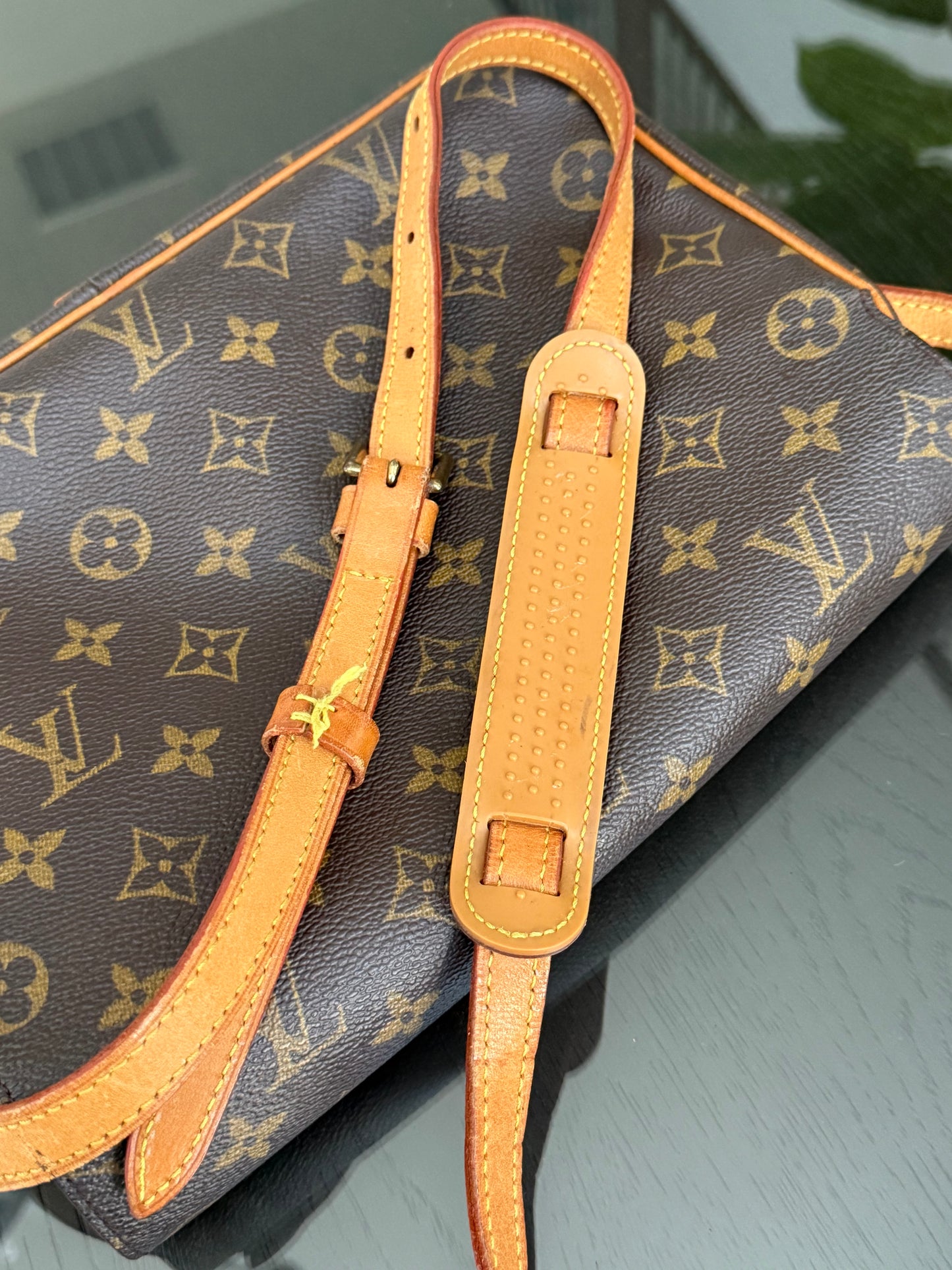 St. Germain 28 Crossbody Bag
๐๏ธ Year: 1995