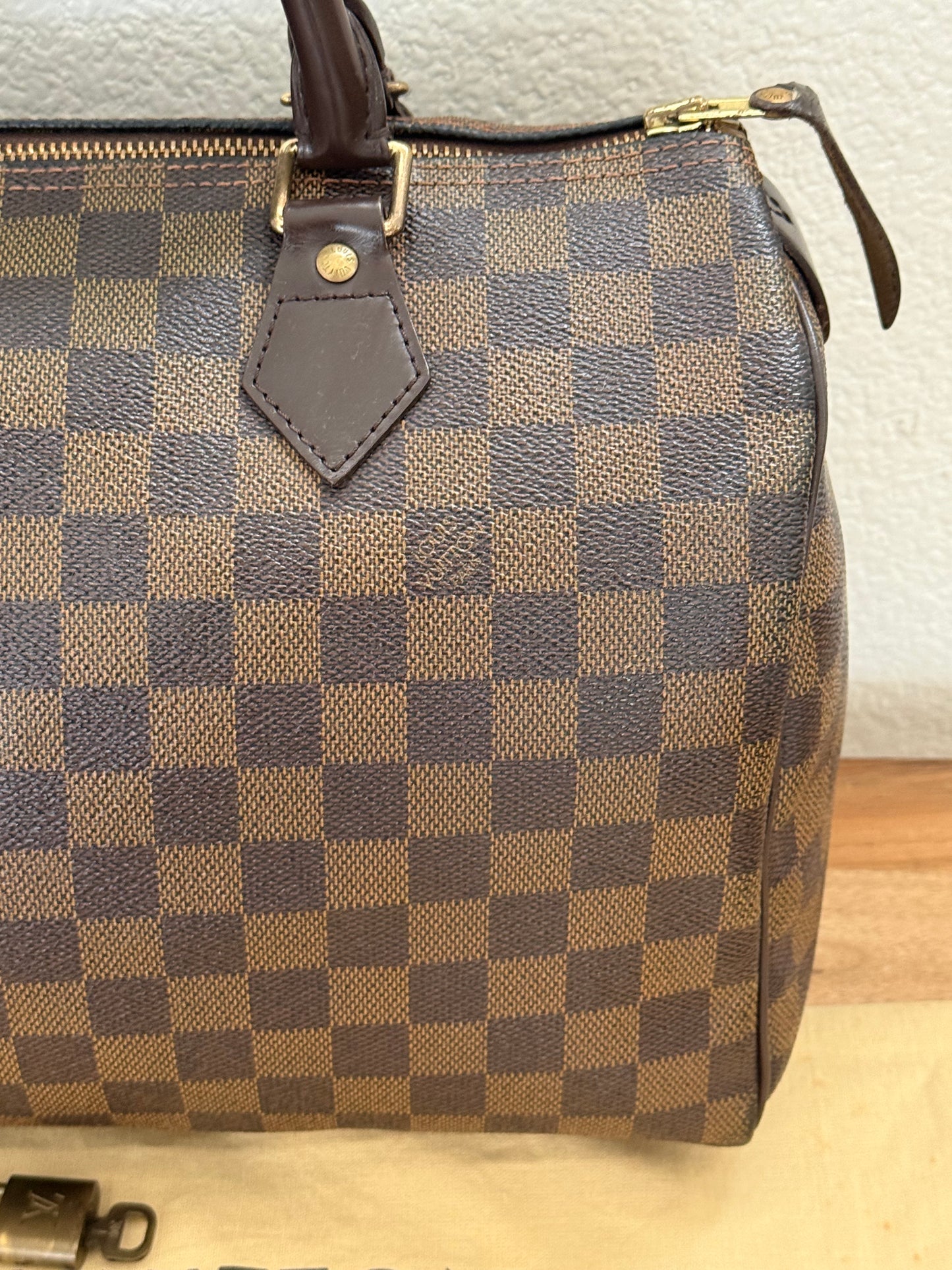 Speedy 30 in DE with π Lock & Key and Dustbag - π
Year: 2008