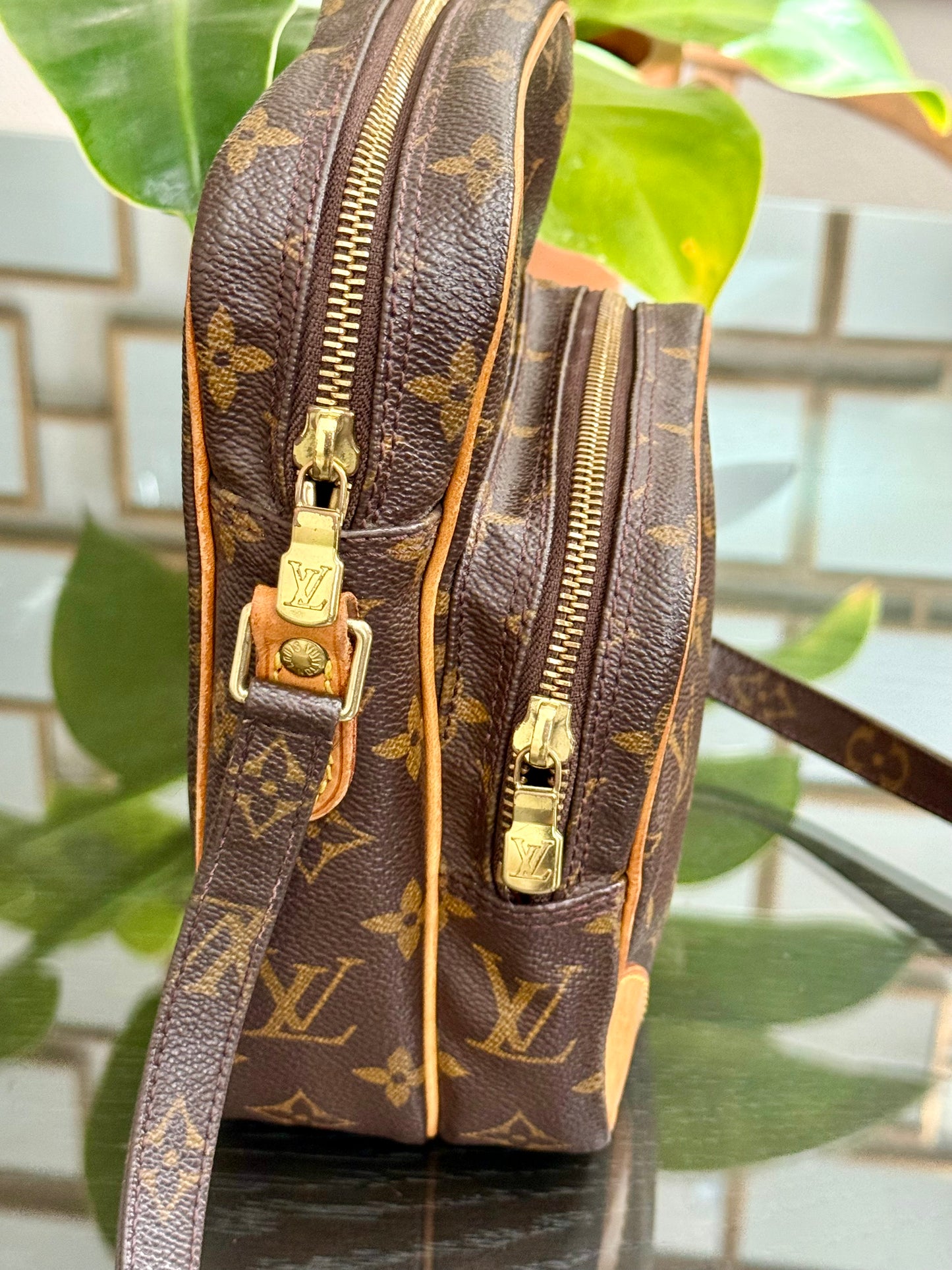 Amazon Crossbody Bag
๐๏ธ Year: 2000