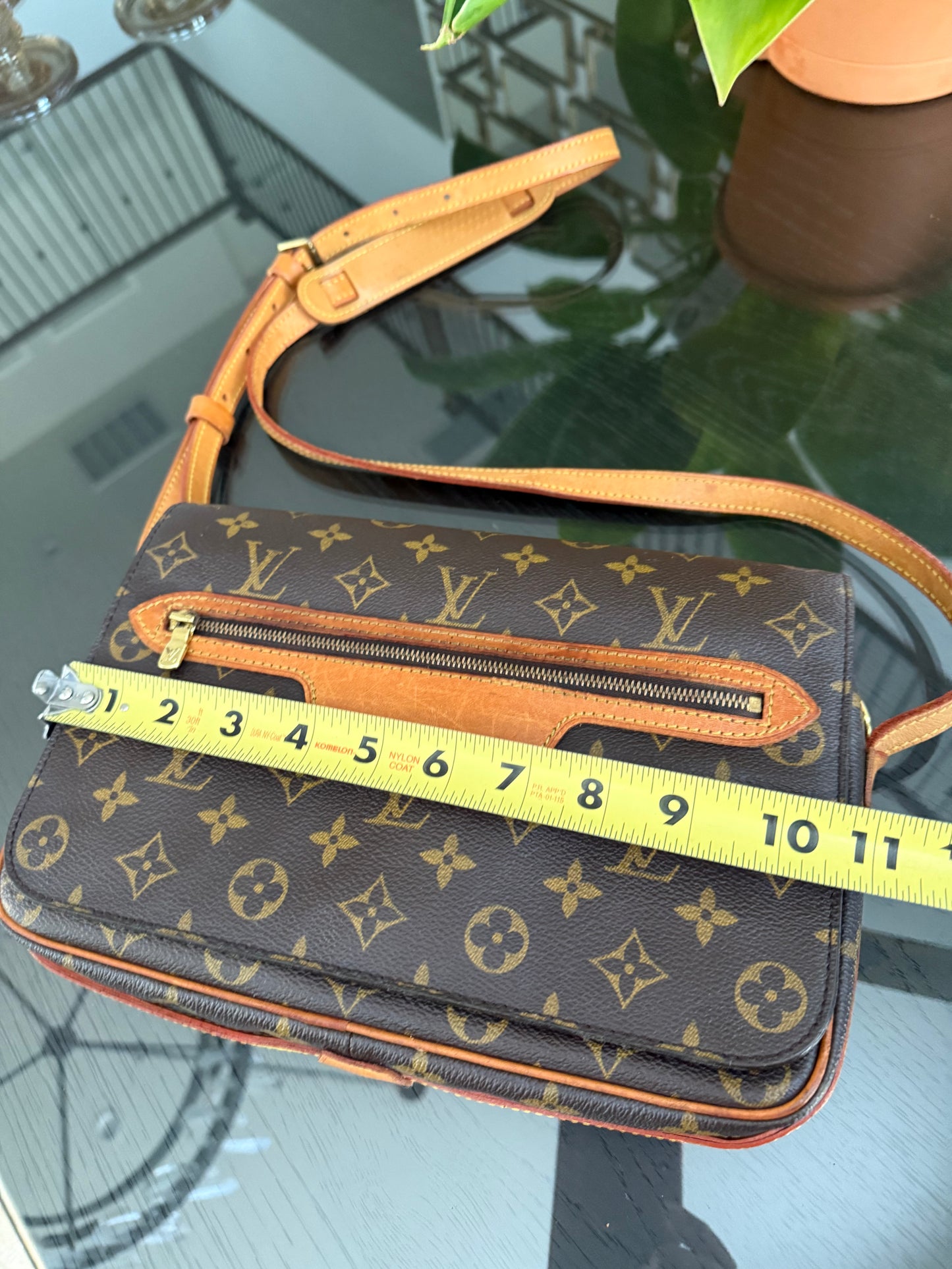St. Germain 28 Crossbody Bag
๐๏ธ Year: 1995