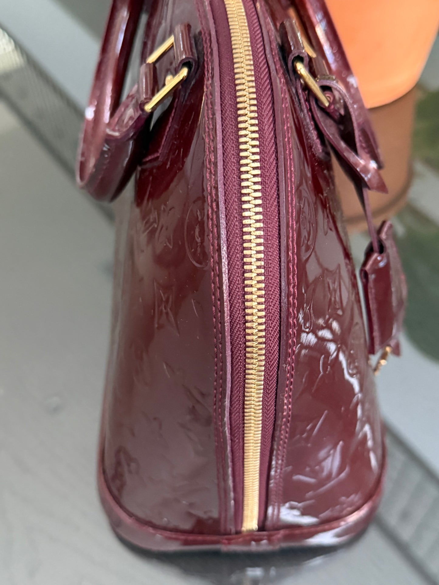 Vernis Alma PM Amarante with Lock π and key, clochette and Dustbag π