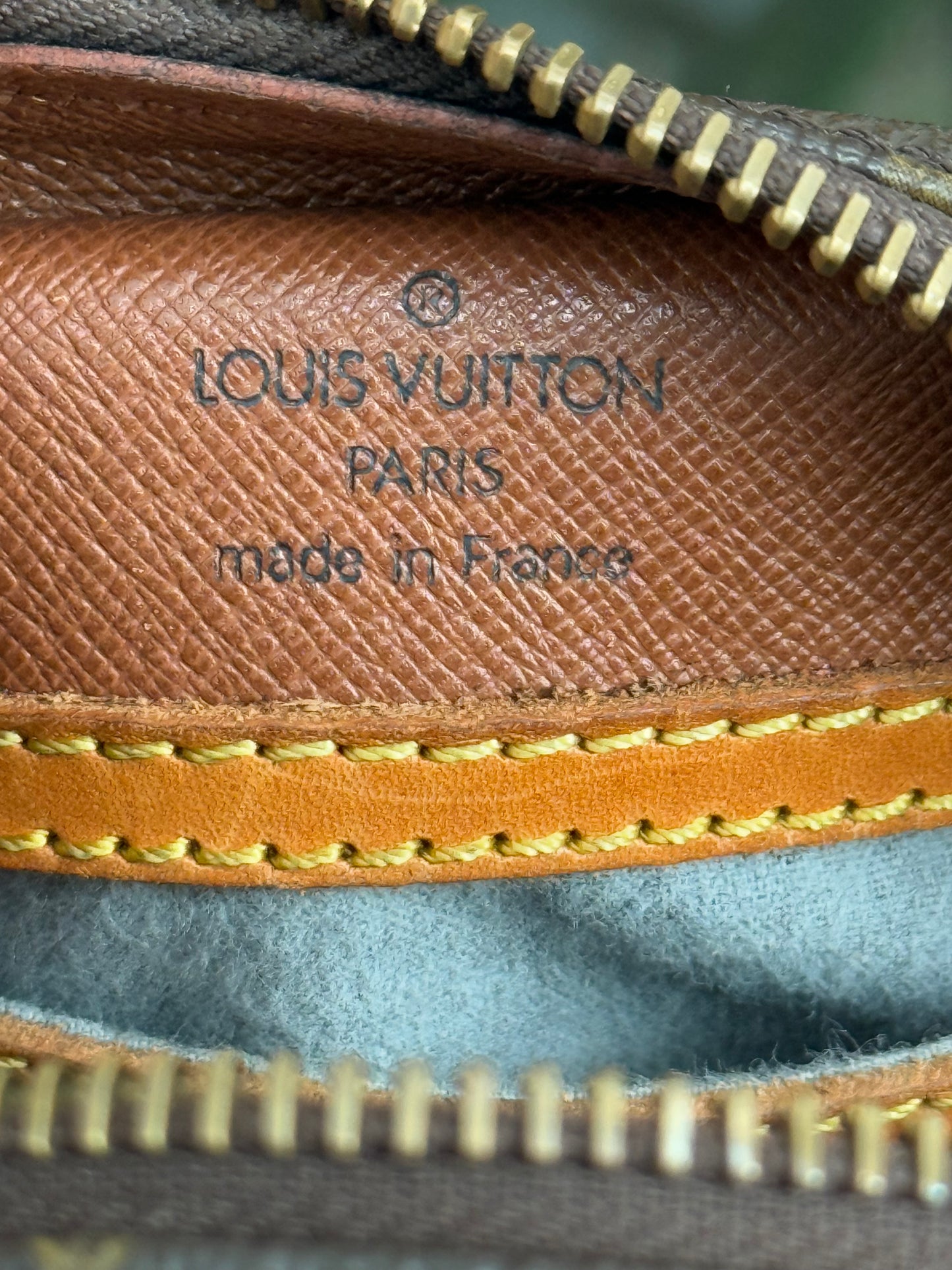 Blois Crossbody -🗓️ Year: 1995