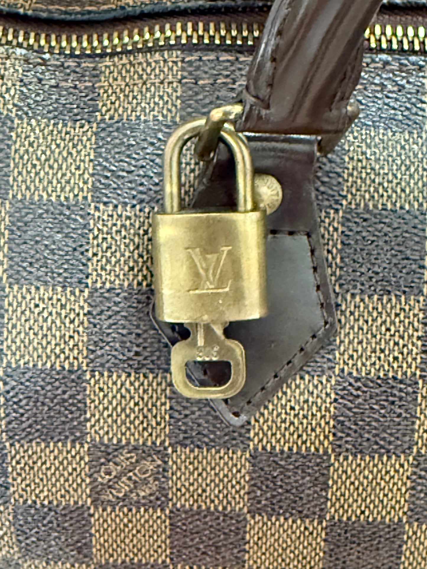 Speedy 30 in DE with π Lock & Key and Dustbag - π
Year: 2008