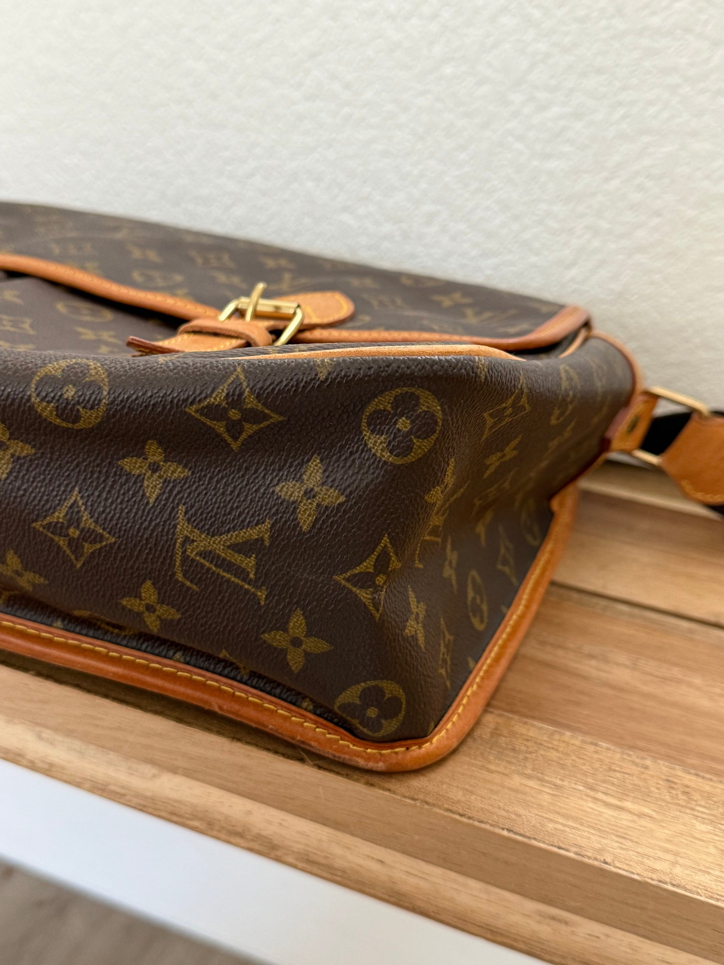 Gibeciere GM Crossbody - π
Year: 1997