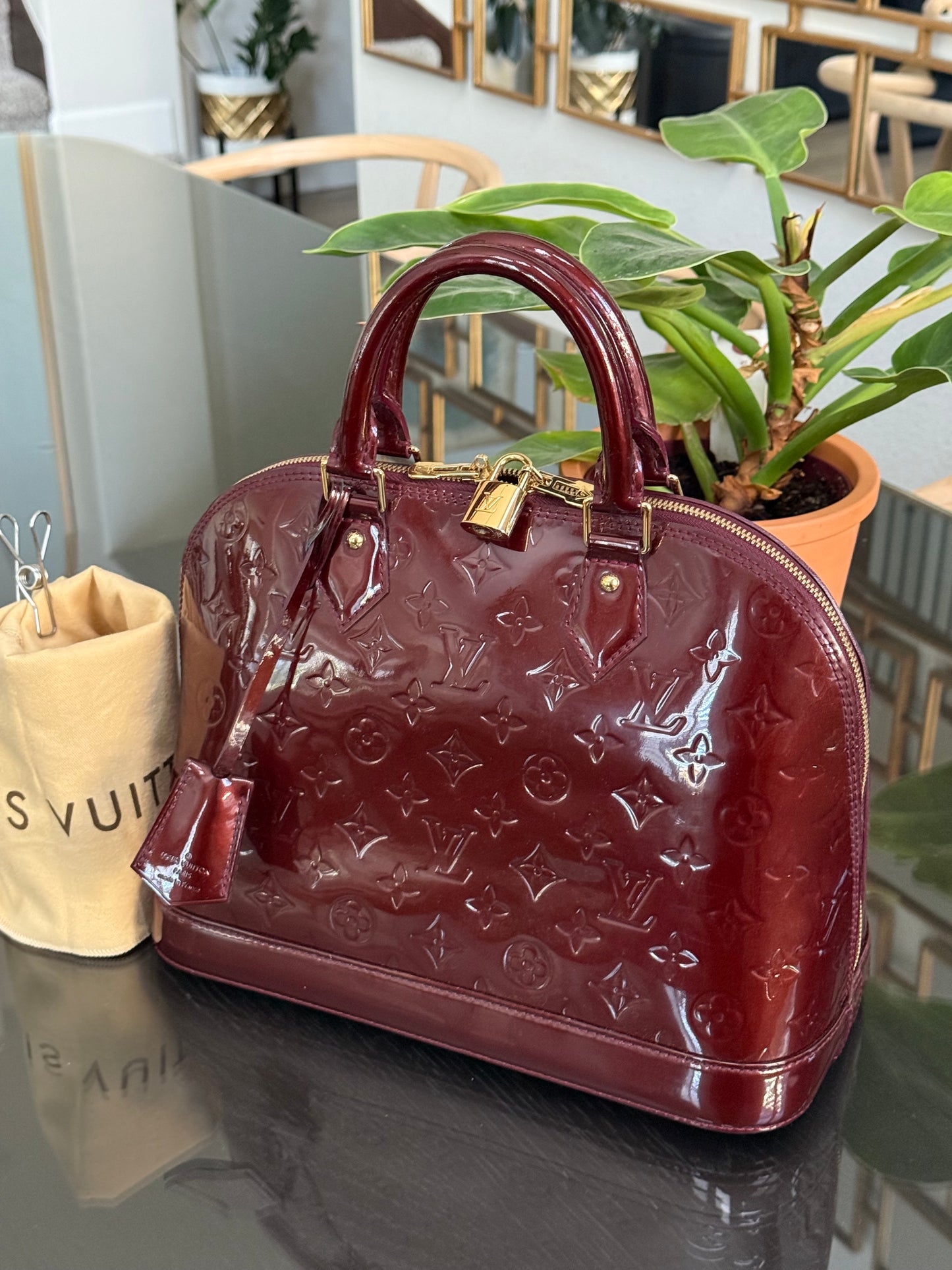 Vernis Alma PM Amarante with Lock π and key, clochette and Dustbag π