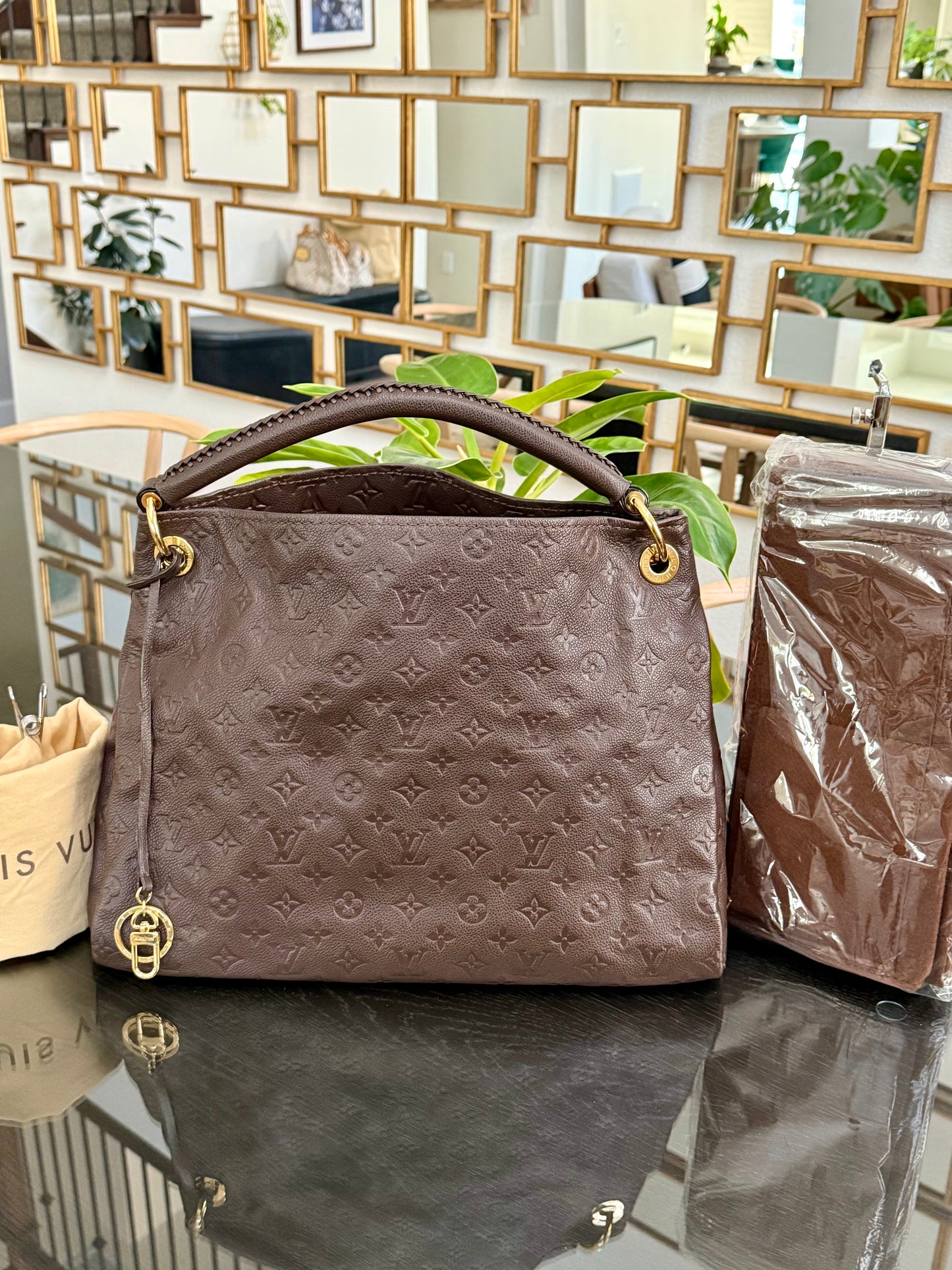 Artsy MM Empriente ( Dark Brown ) with Dustbag and Insert Organizer - ๐
Year: 2012