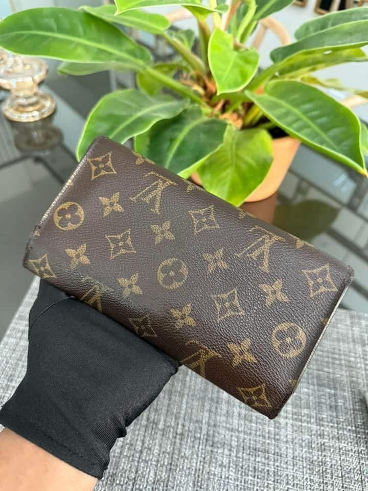 International Wallet with 8 Cardholders ๐๏ธ Year: 2008