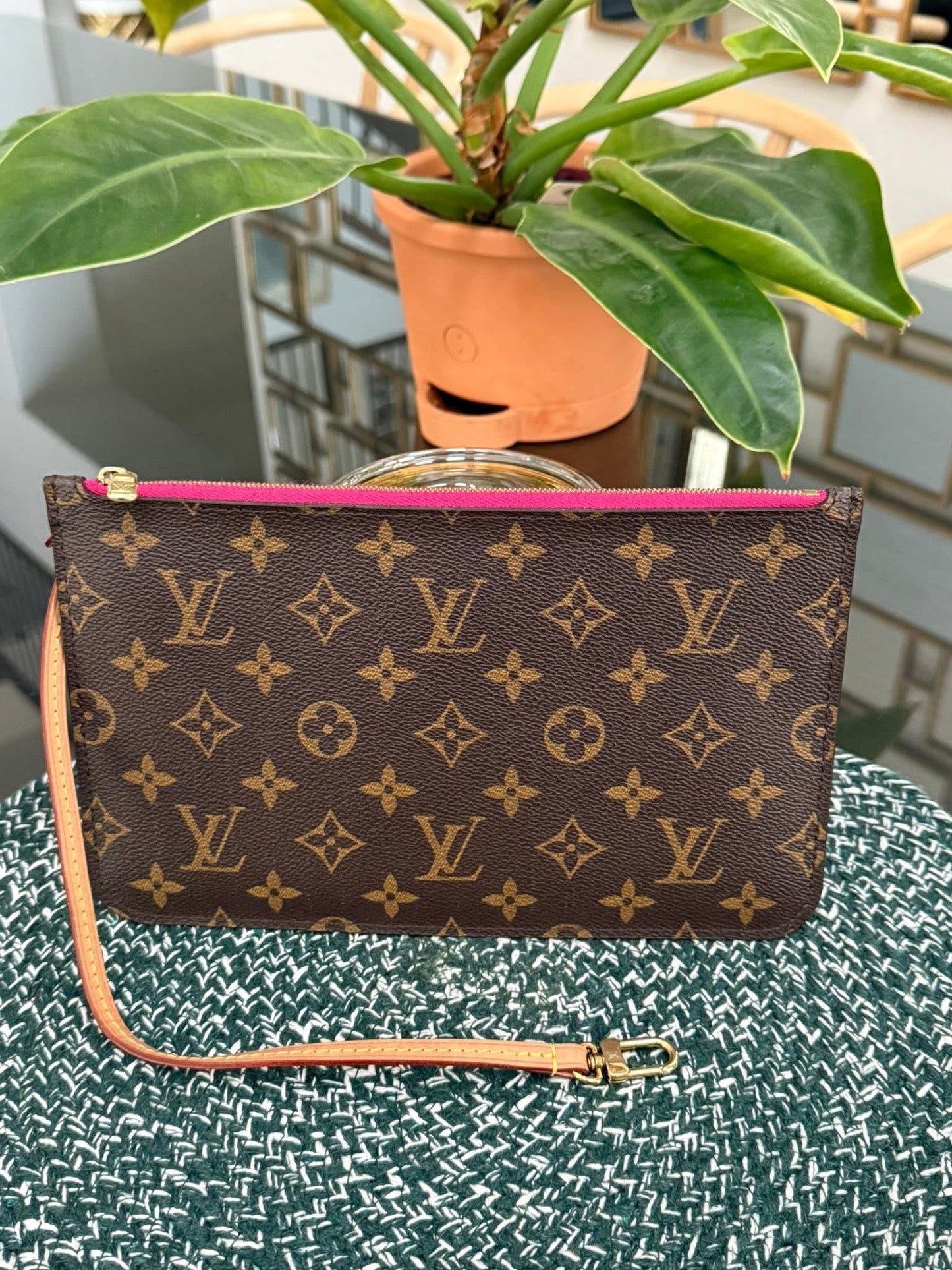Neverfull MM/GM Pouch in Peony 🗓️ Year: 2020