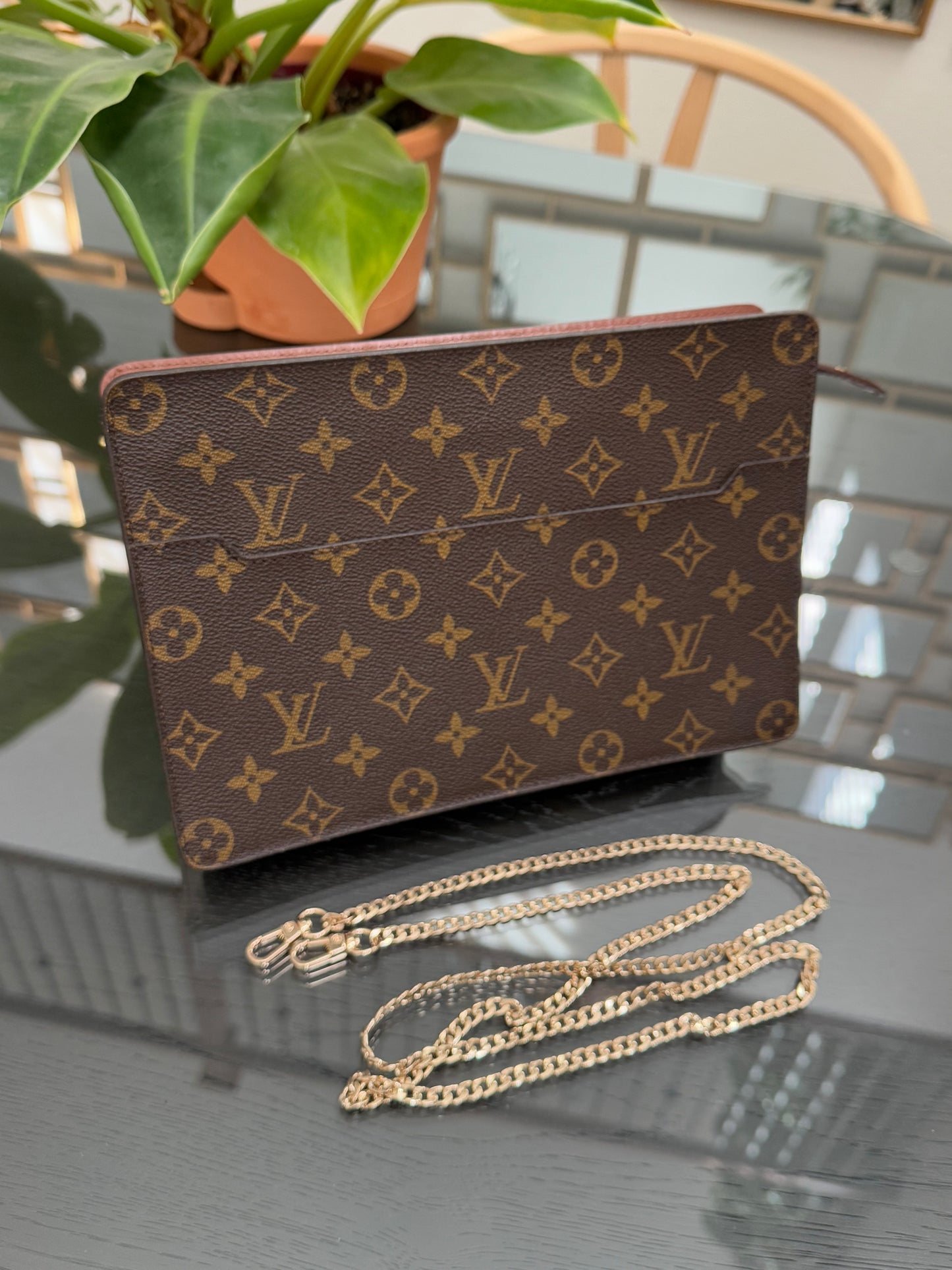 Pochette Homme with Generic Crossbody -🗓️ Year: 1995