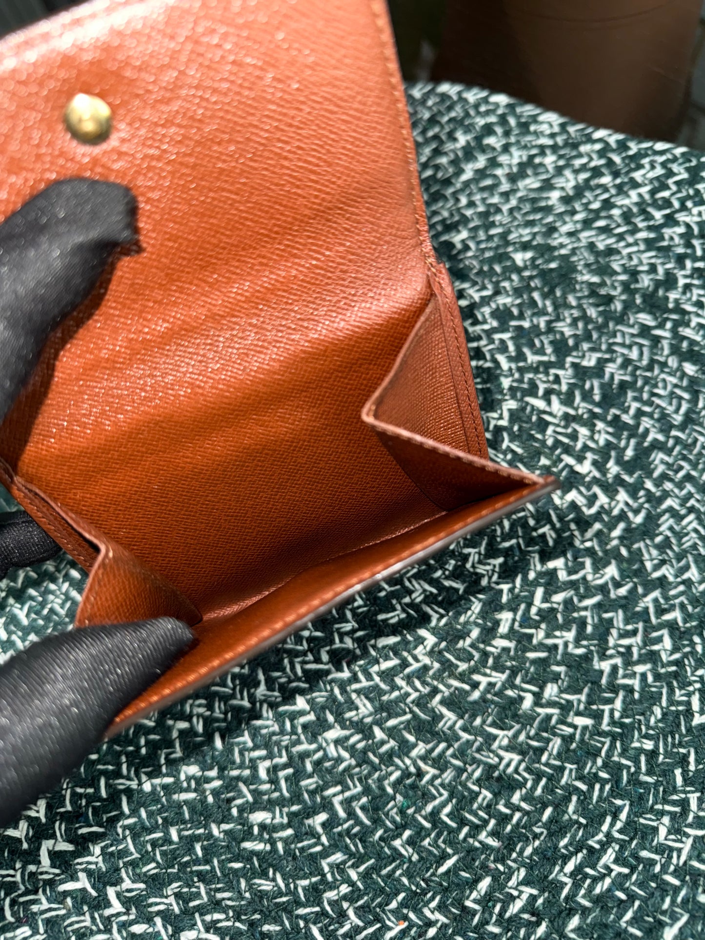 Elise Trifold Compact Wallet -๐๏ธ Year: 2001