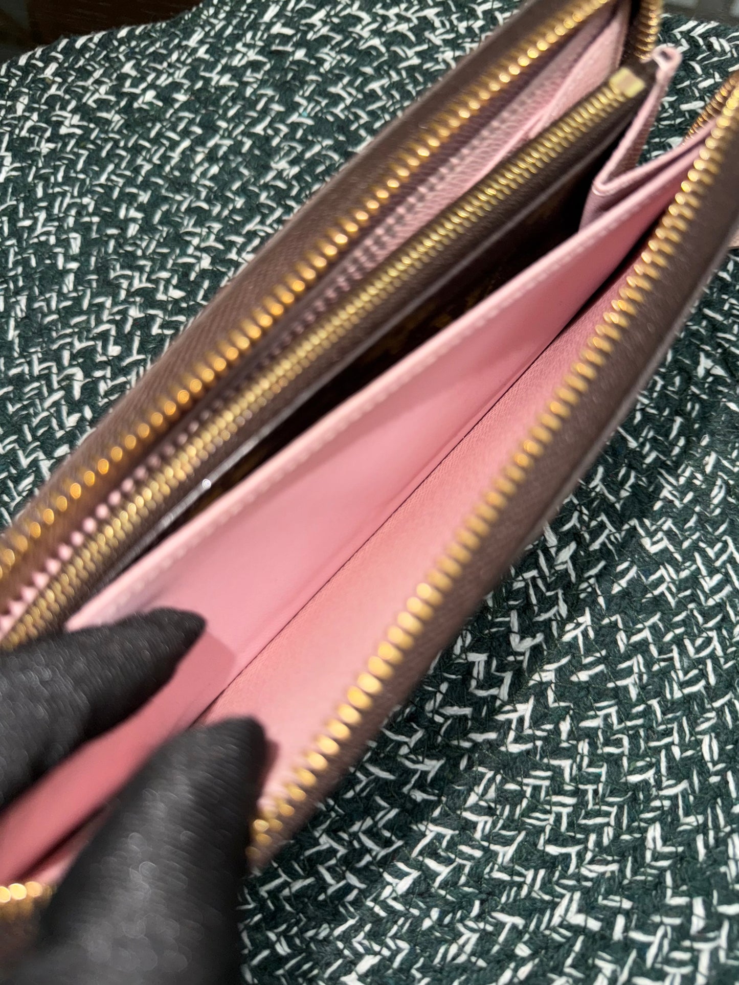 Clemence Wallet in Rose Ballerine with Dustbag and box 🗓️ Year: 2017