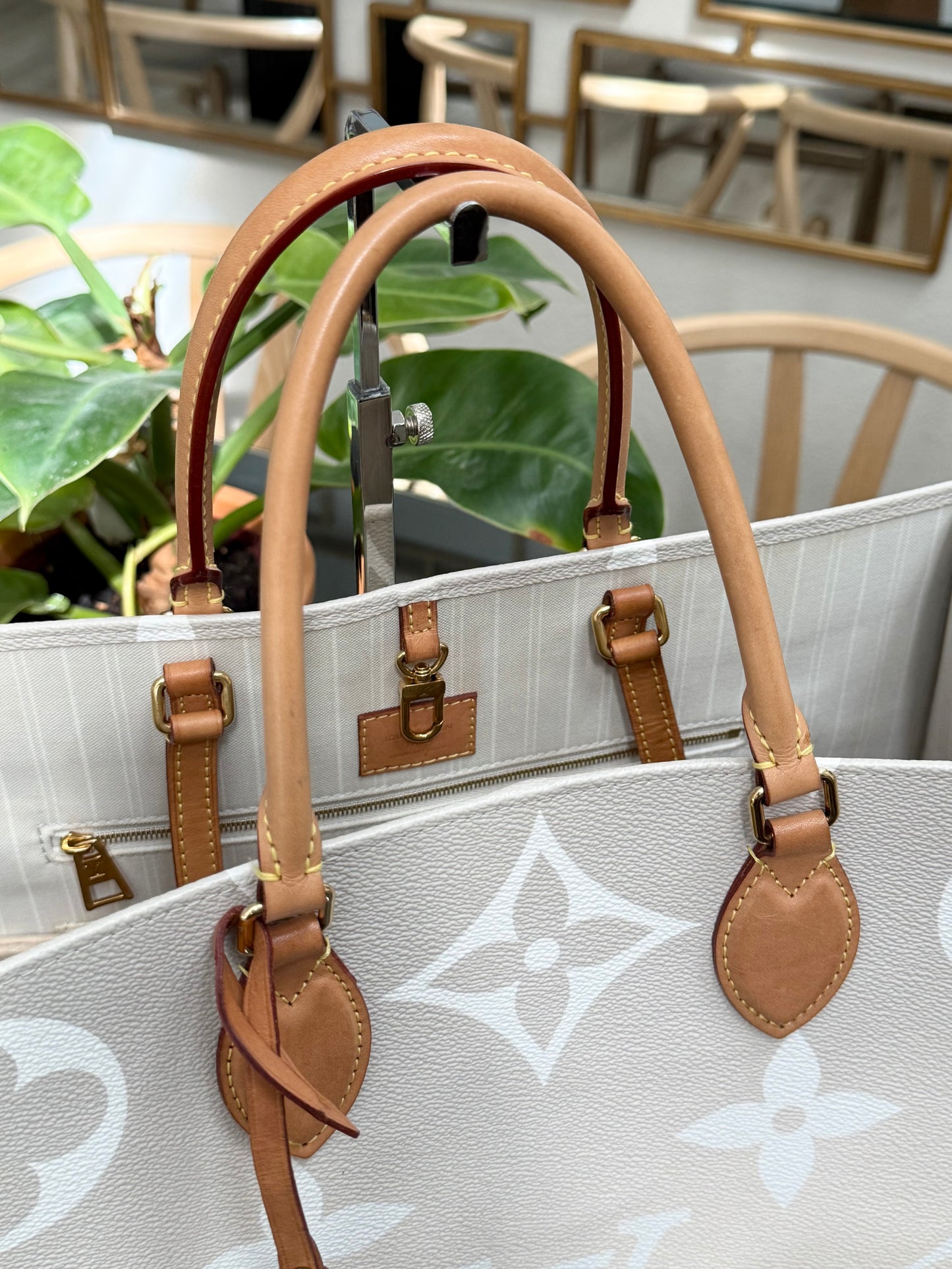 On The Go GM By The Pool in Monogram with Dustbag and Insert Organizer -Microchip