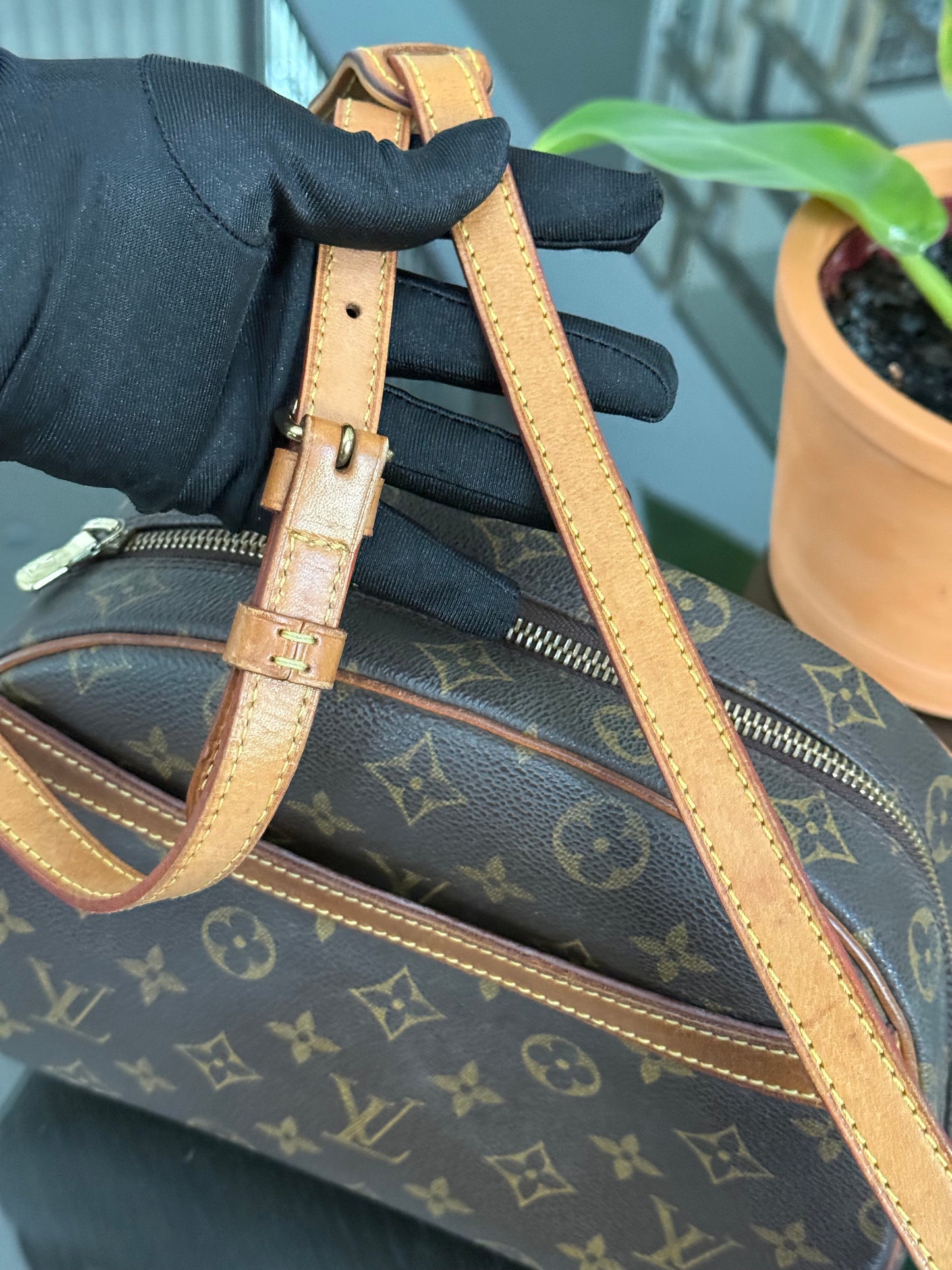 Blois Crossbody -🗓️ Year: 2002
