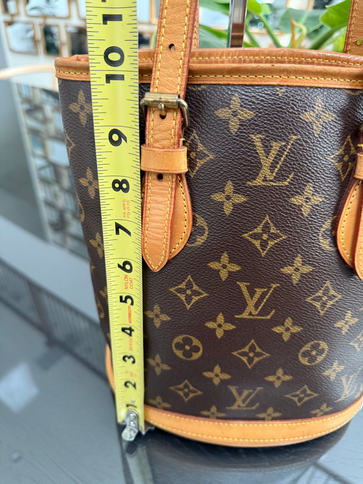 Petite Bucket in Monogram 🗓️ Year: 2003