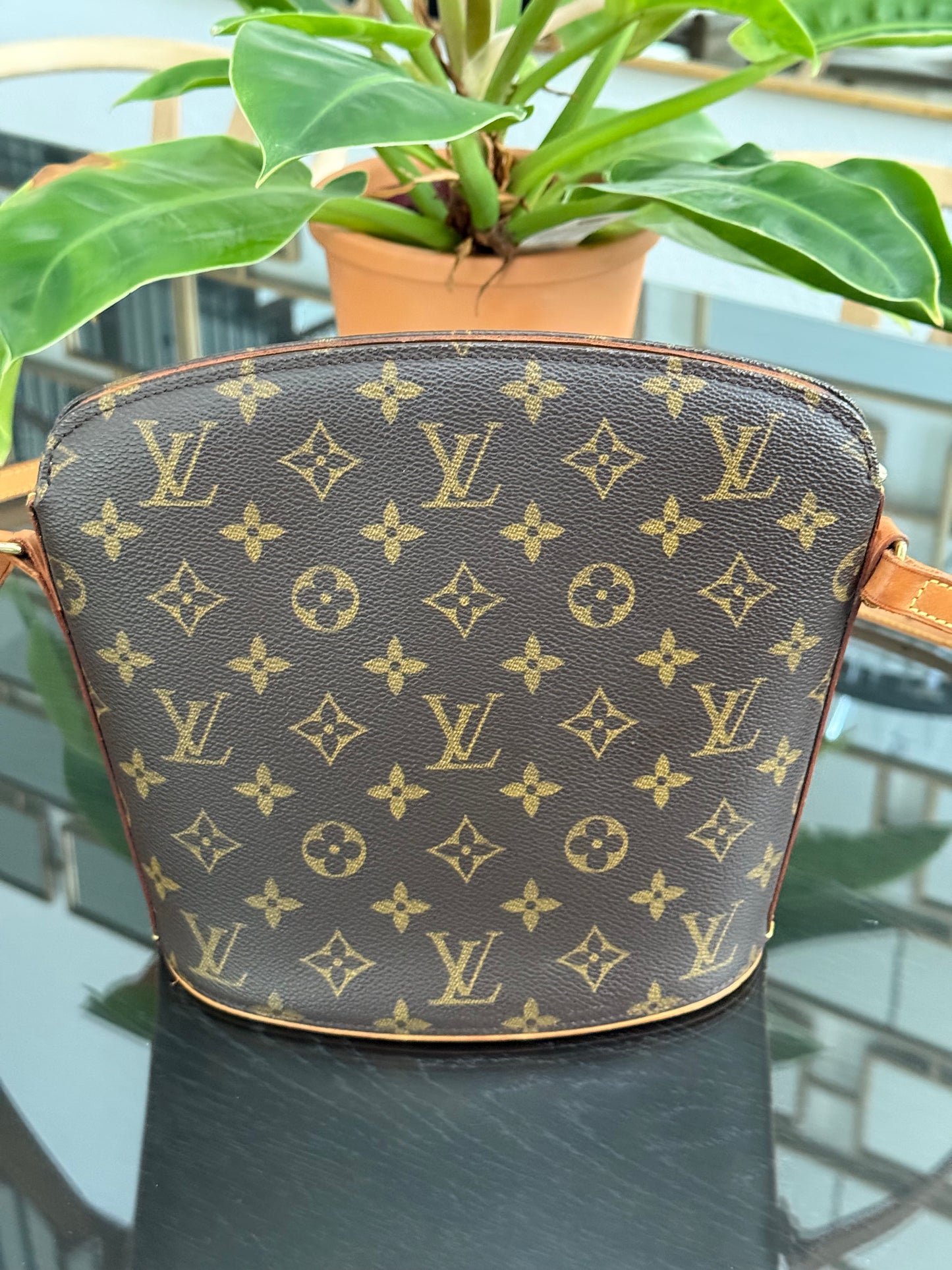 Drouot Crossbody ๐
Year: 2000