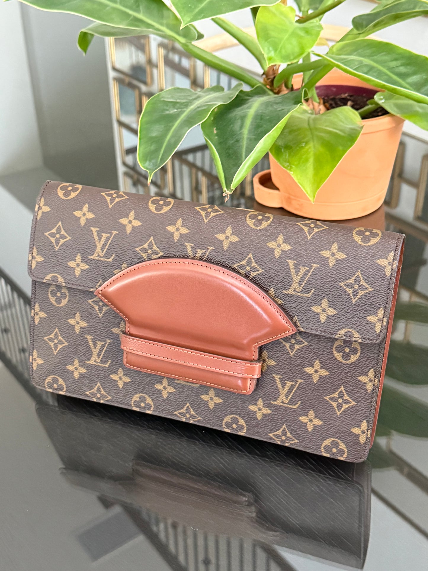 Chaillot Clutch w/ Dustbag 🗓️ Year: 1987