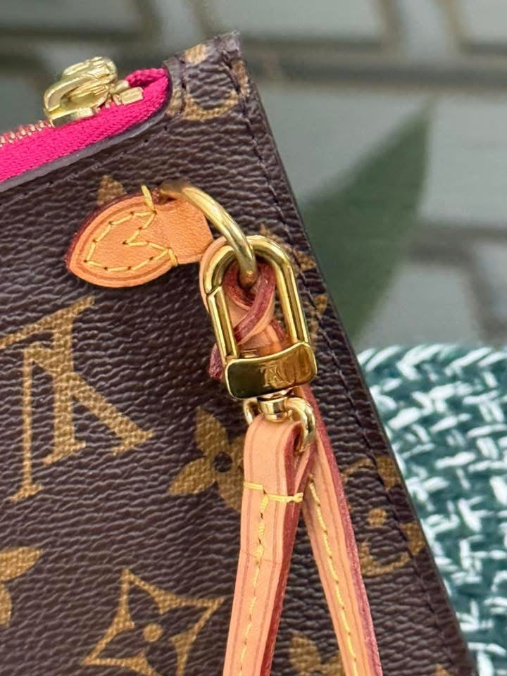 Neverfull MM/GM Pouch in Peony 🗓️ Year: 2020