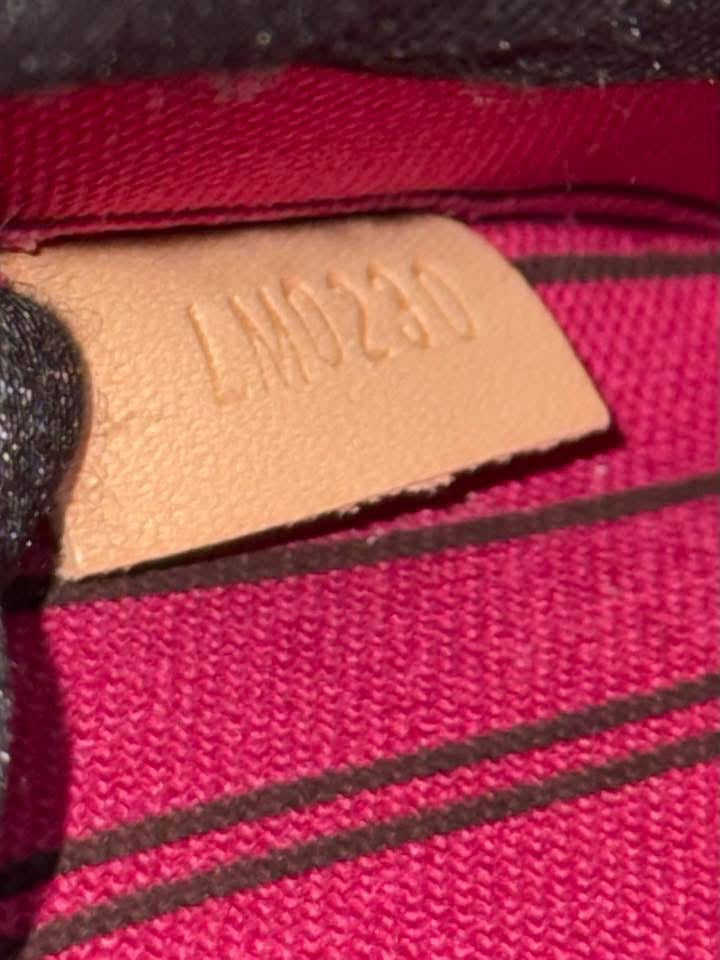 Neverfull MM/GM Pouch in Peony 🗓️ Year: 2020