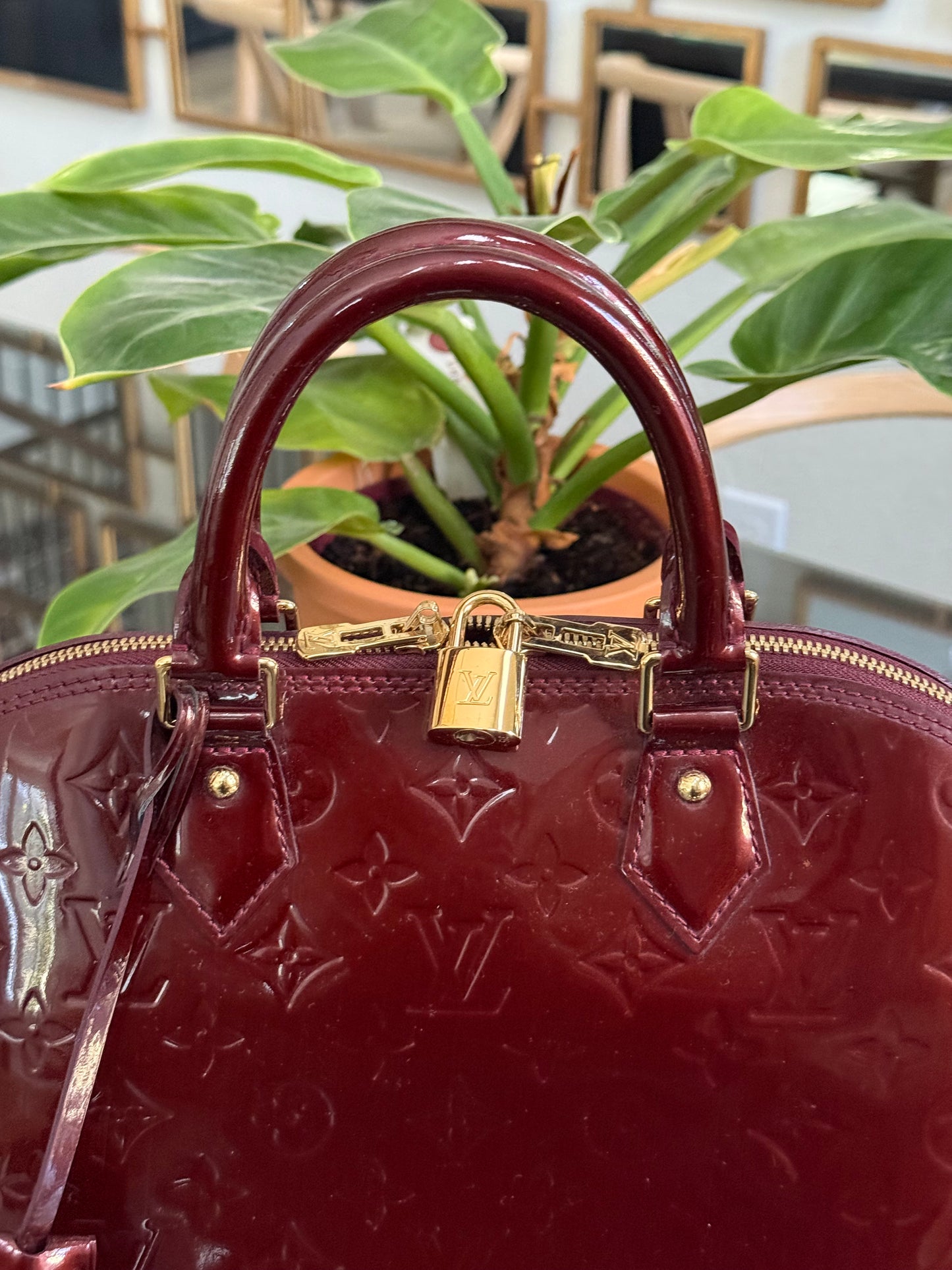 Vernis Alma PM Amarante with Lock π and key, clochette and Dustbag π