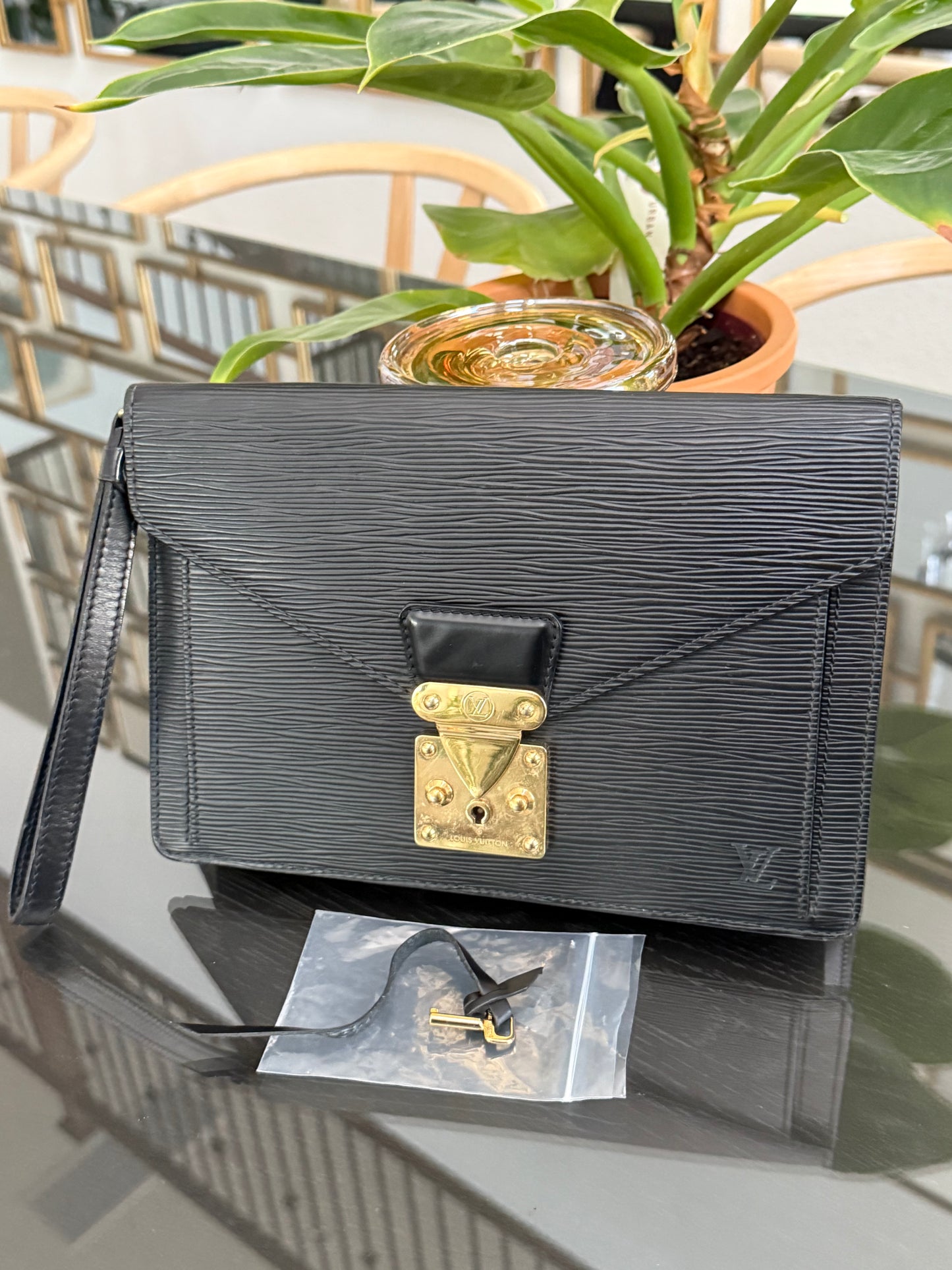 Epi Black Sellier Dragonne Clutch with π Key and Dustbag -ποΈ Year: 2005