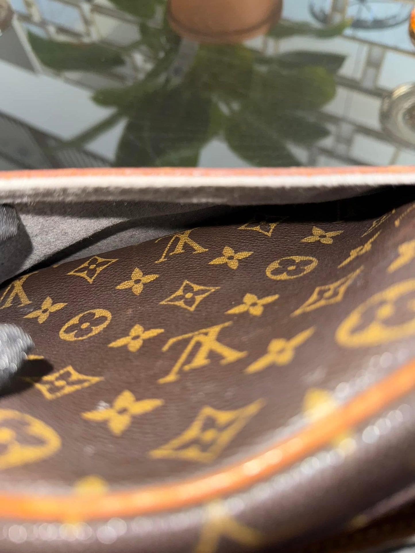 Blois Crossbody -๐๏ธ Year: 1999