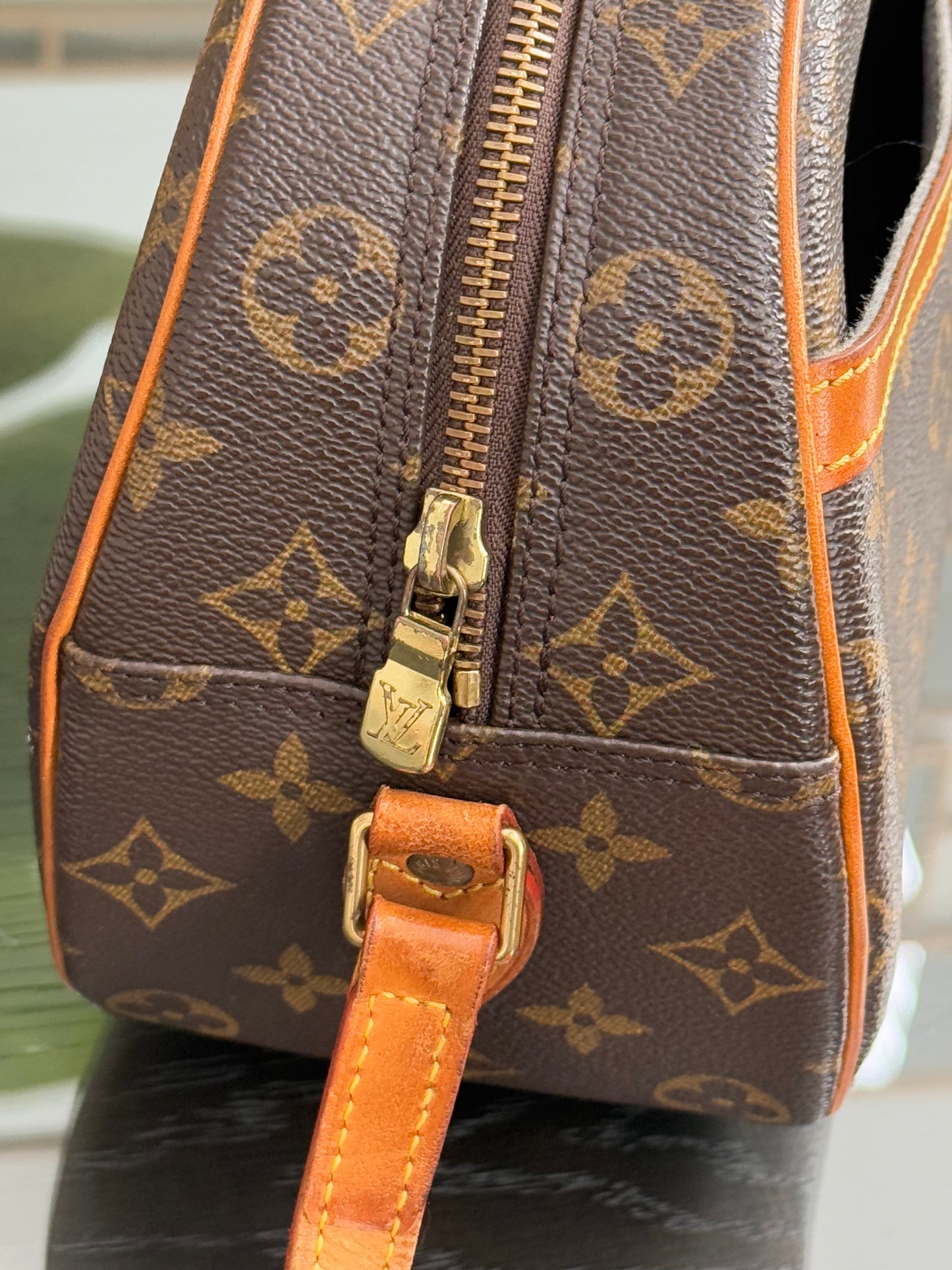 Blois Crossbody -🗓️ Year: 1995