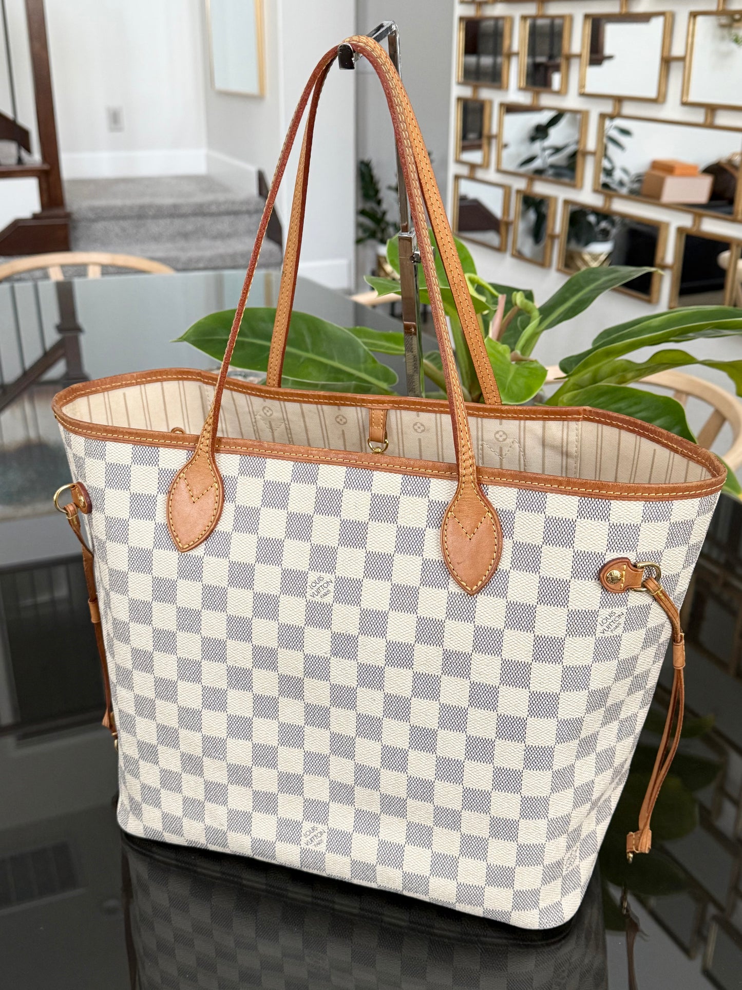 Neverfull MM Azur w/ Dustbag
๐๏ธ Year: 2012