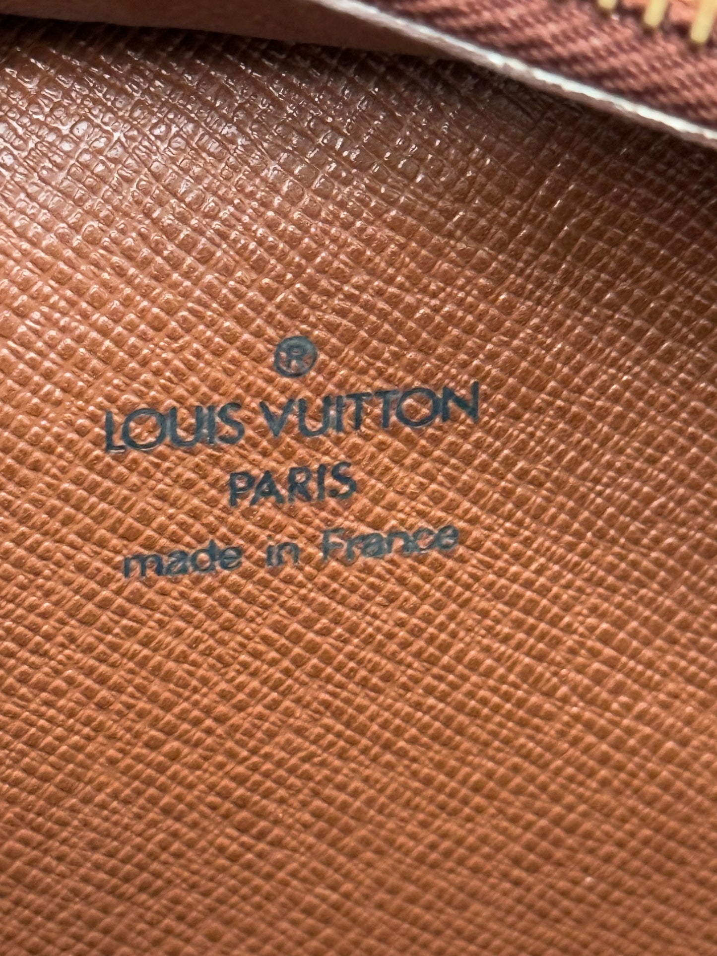 Pochette Homme with Generic Crossbody -🗓️ Year: 1995