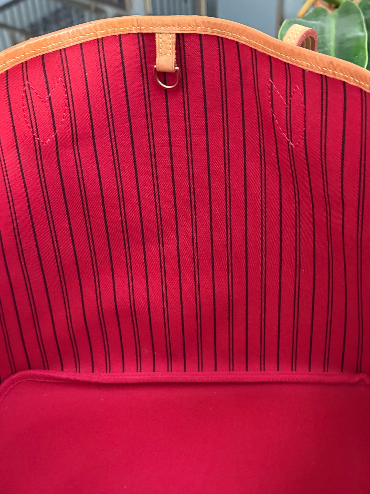 Neverfull MM in Cerise/ Red interior with Dustbag ๐
Year: 2018