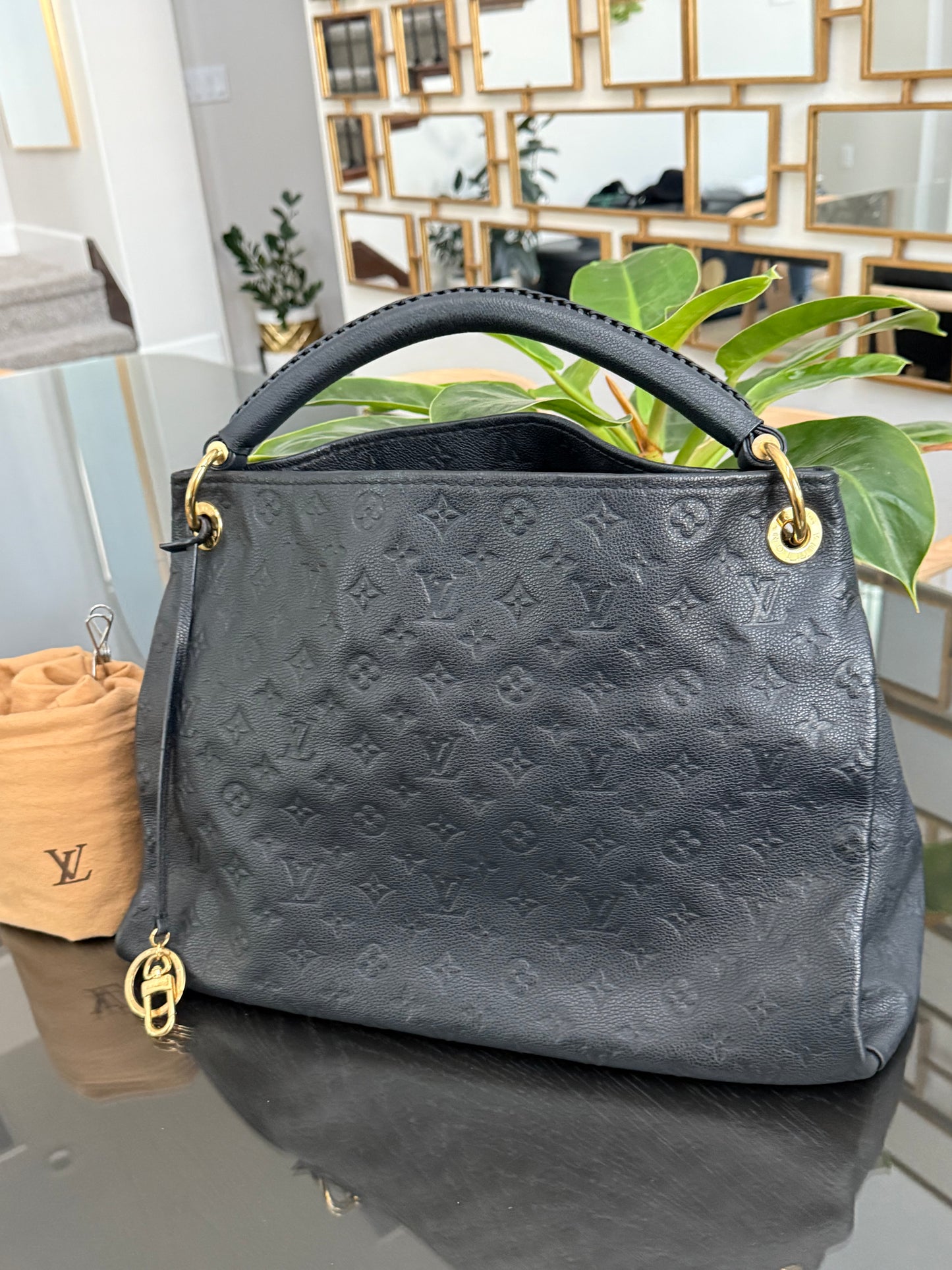 Artsy MM Empriente in Black with Dustbag and Insert Organizer - ๐
Year: 2015
