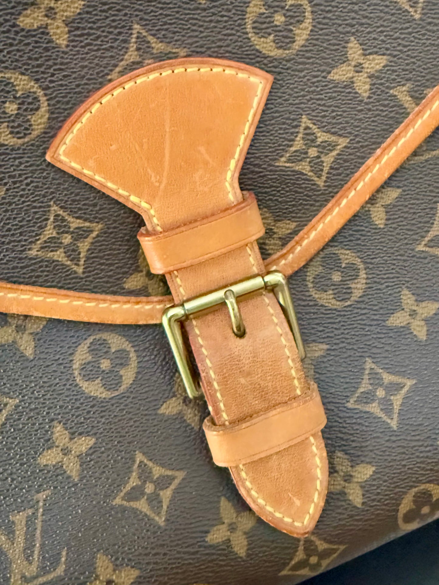 Beverly GM Satchel Crossbody - ๐
Year: 1996