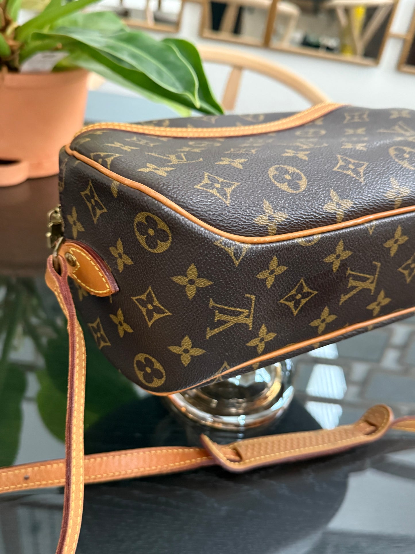 Blois Crossbody -🗓️ Year: 1999