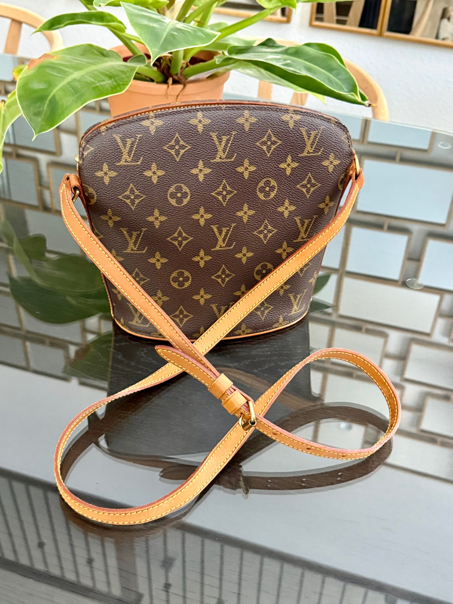 Drouot Crossbody ๐
Year: 2000