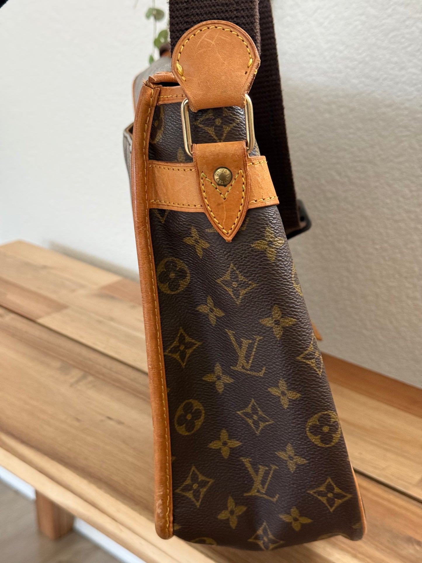 Gibeciere GM Crossbody - π
Year: 1997