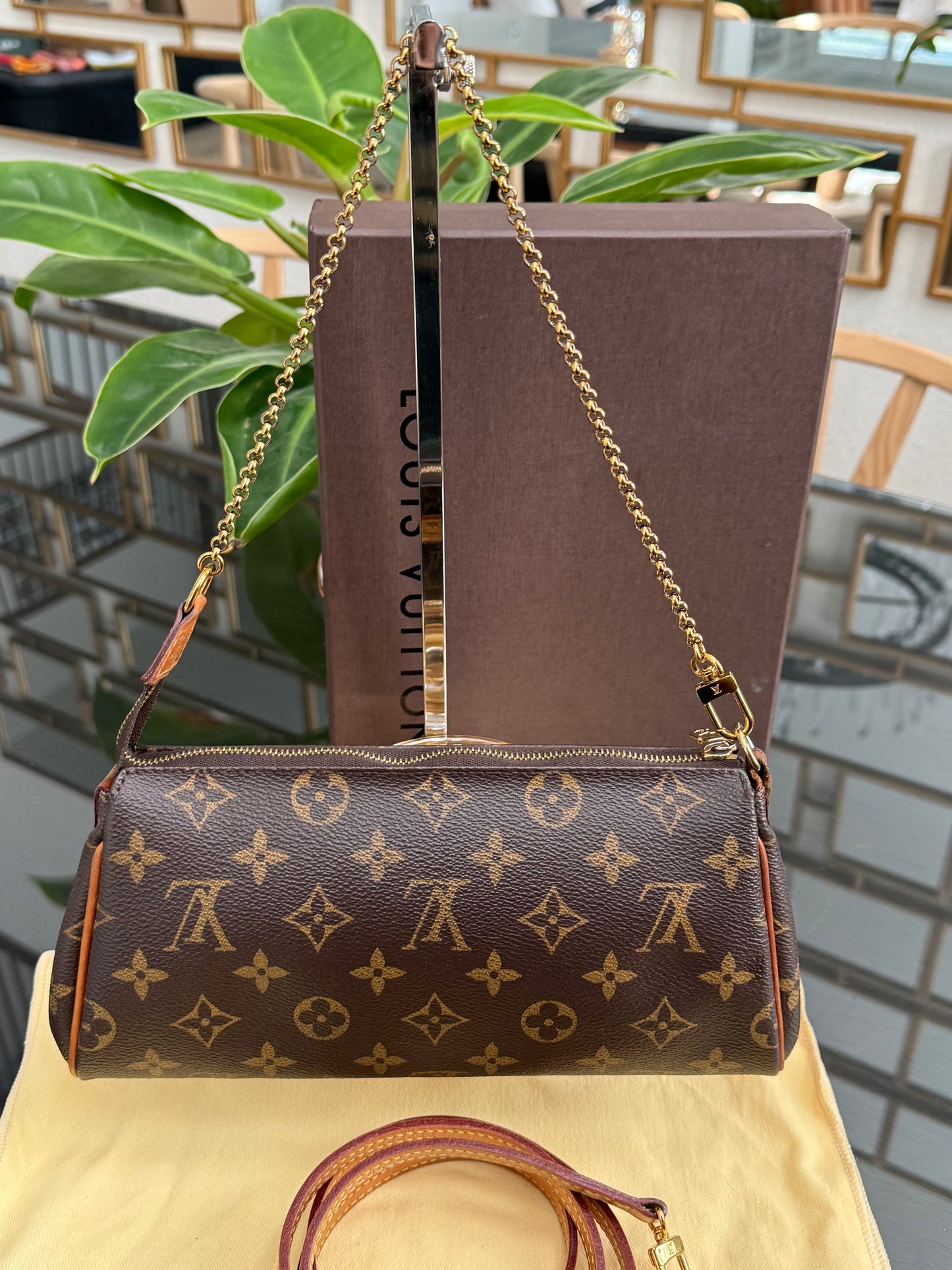 Eva Clutch Crossbody with Dustbag and Box🗓️ Year: 2015