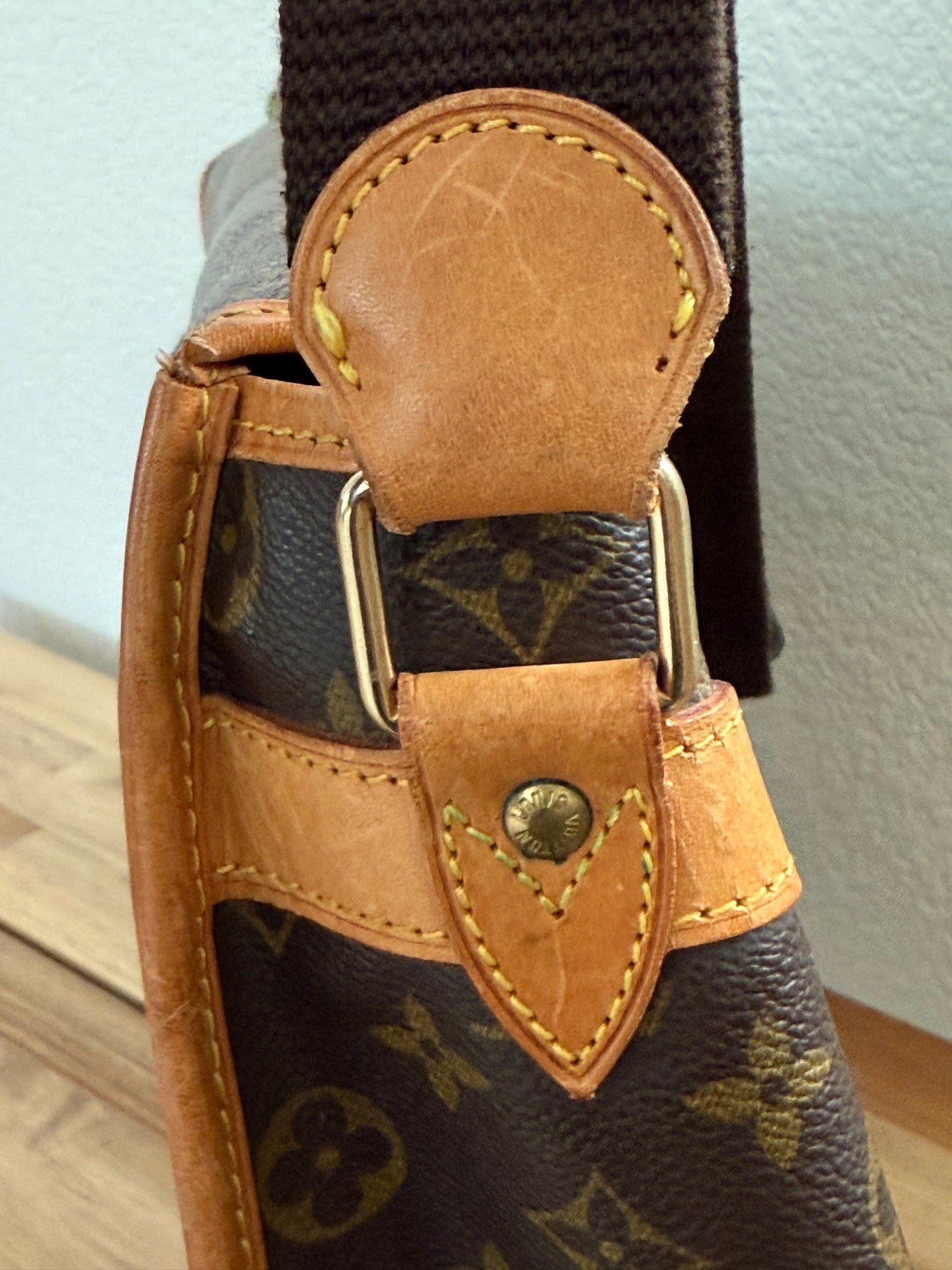 Gibeciere GM Crossbody - π
Year: 1997