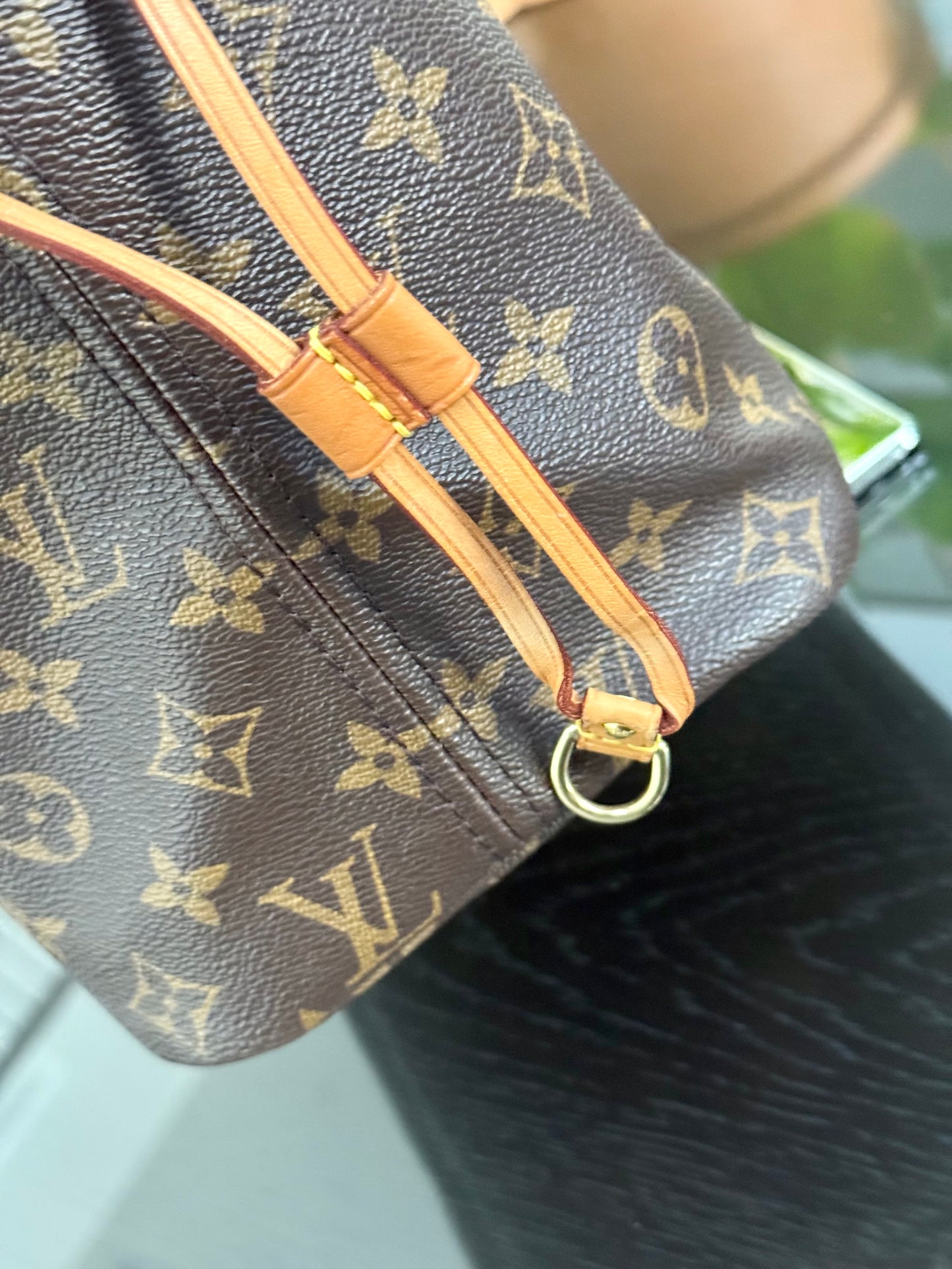 Neverfull MM in Cerise/ Red interior with Dustbag ๐
Year: 2018