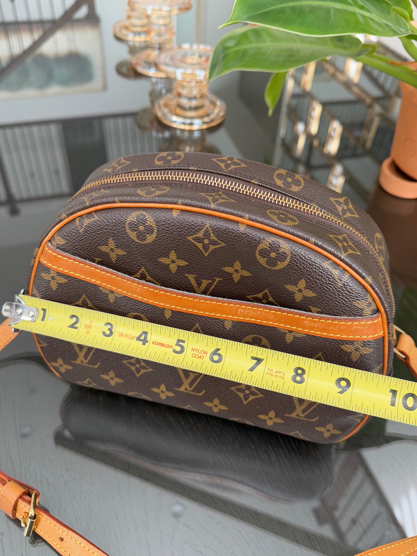 Blois Crossbody -🗓️ Year: 1995