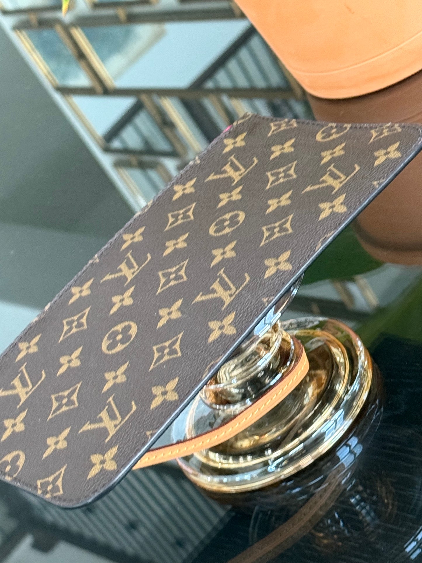 Neverfull MM Pouch in Peony interior -🗓️ Year:2019