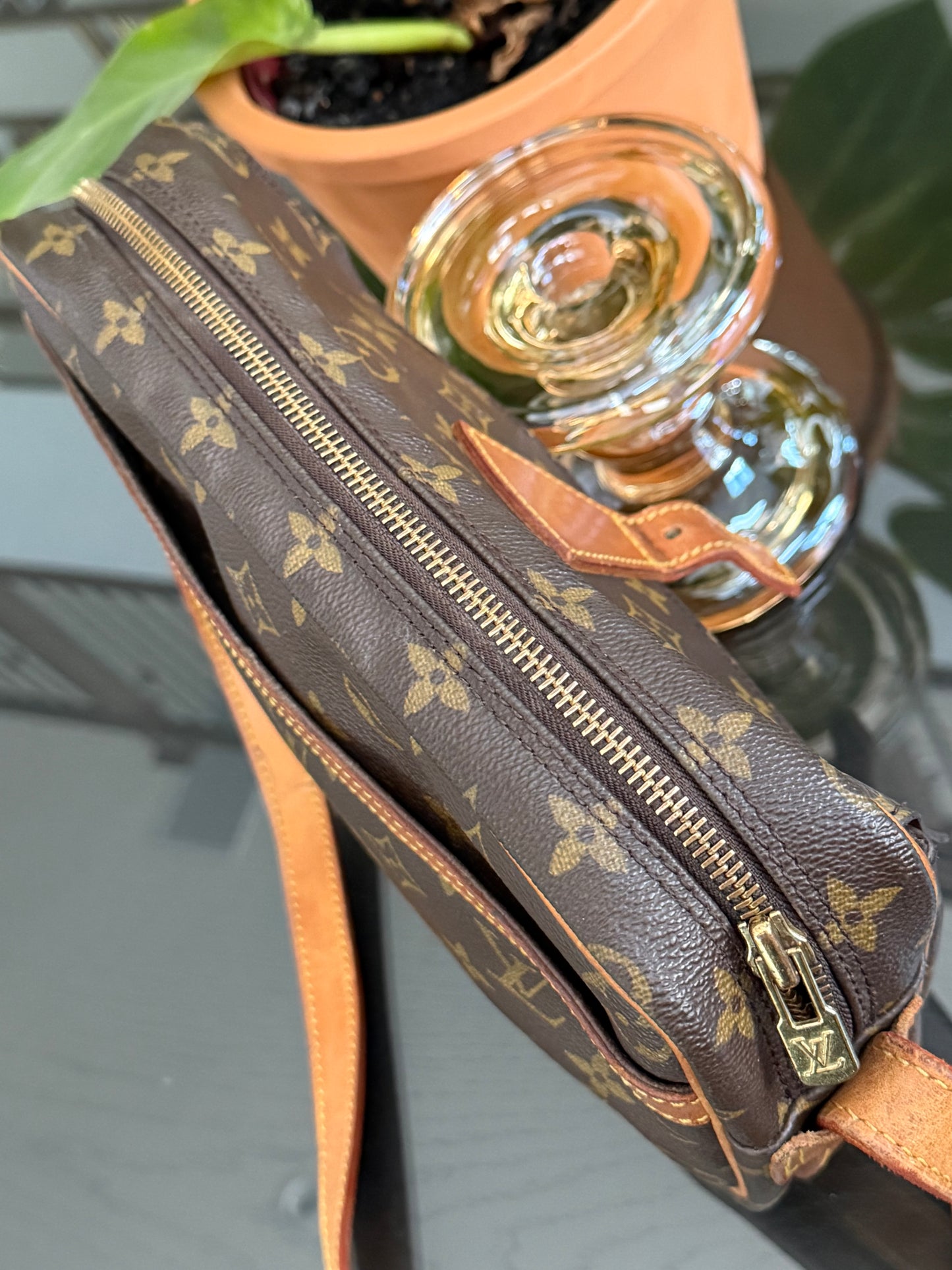 Jeaunefille GM Crossbody 🗓️ Year: 1990
