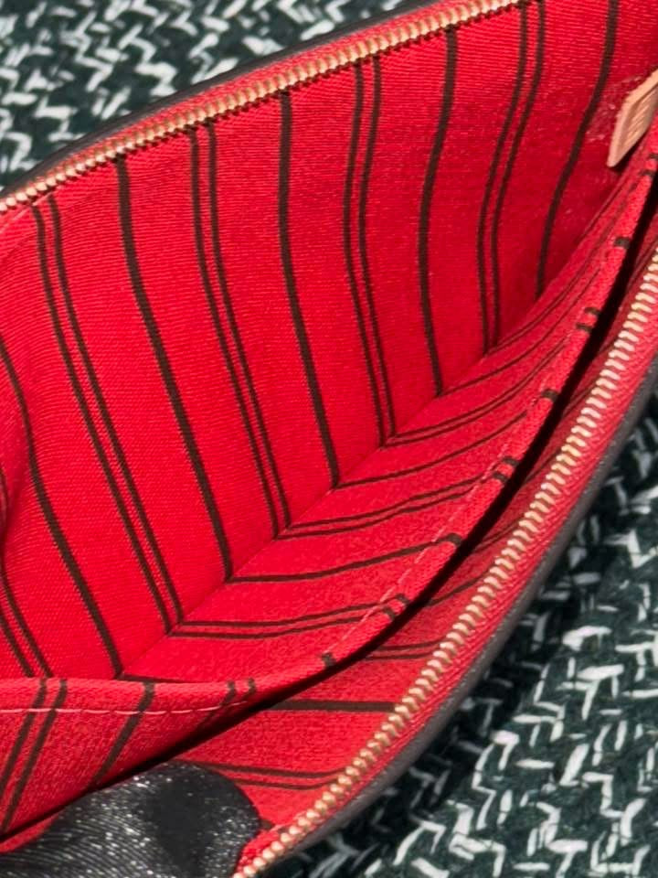 Neverfull MM/GM Pouch in Cerise interior -🗓️ Year: 2017