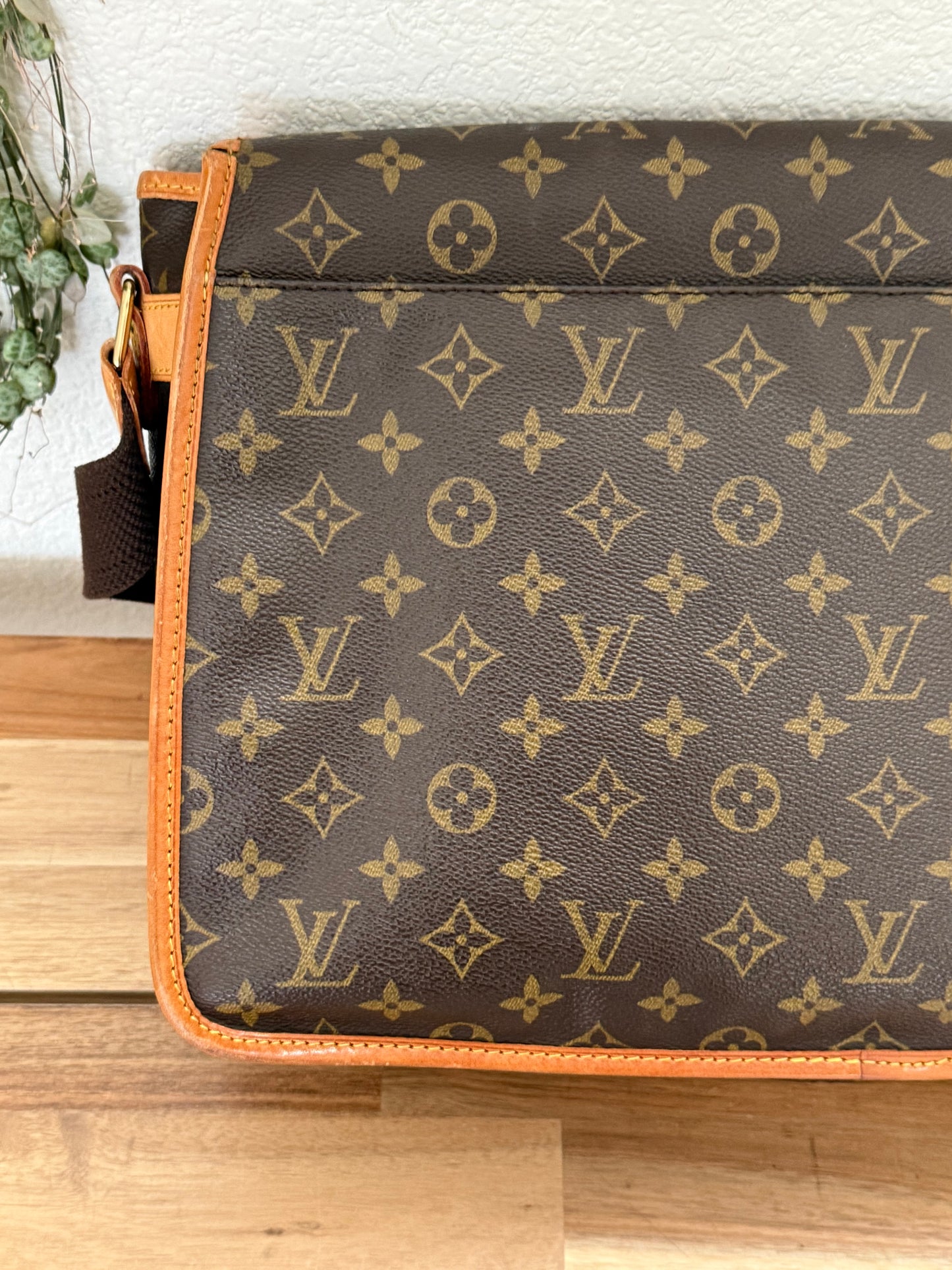 Gibeciere GM Crossbody - π
Year: 1997