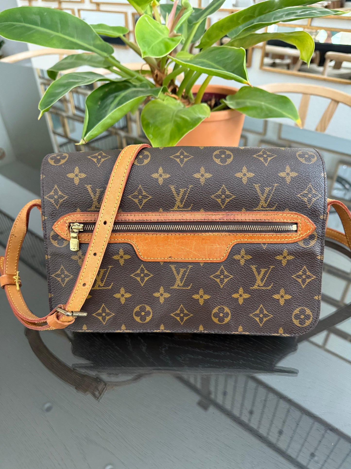 St. Germain 28 Crossbody Bag
๐๏ธ Year: 1995