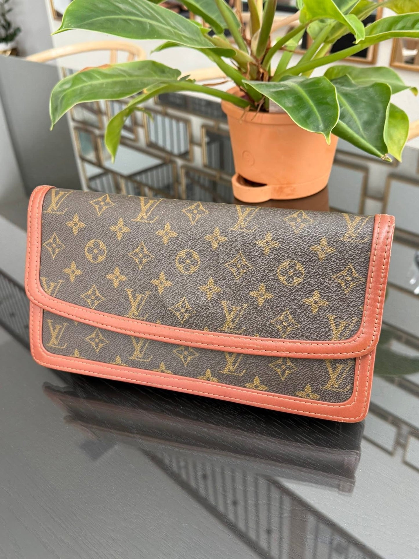 Pochette Dame Clutch
๐๏ธ Pre Date Code