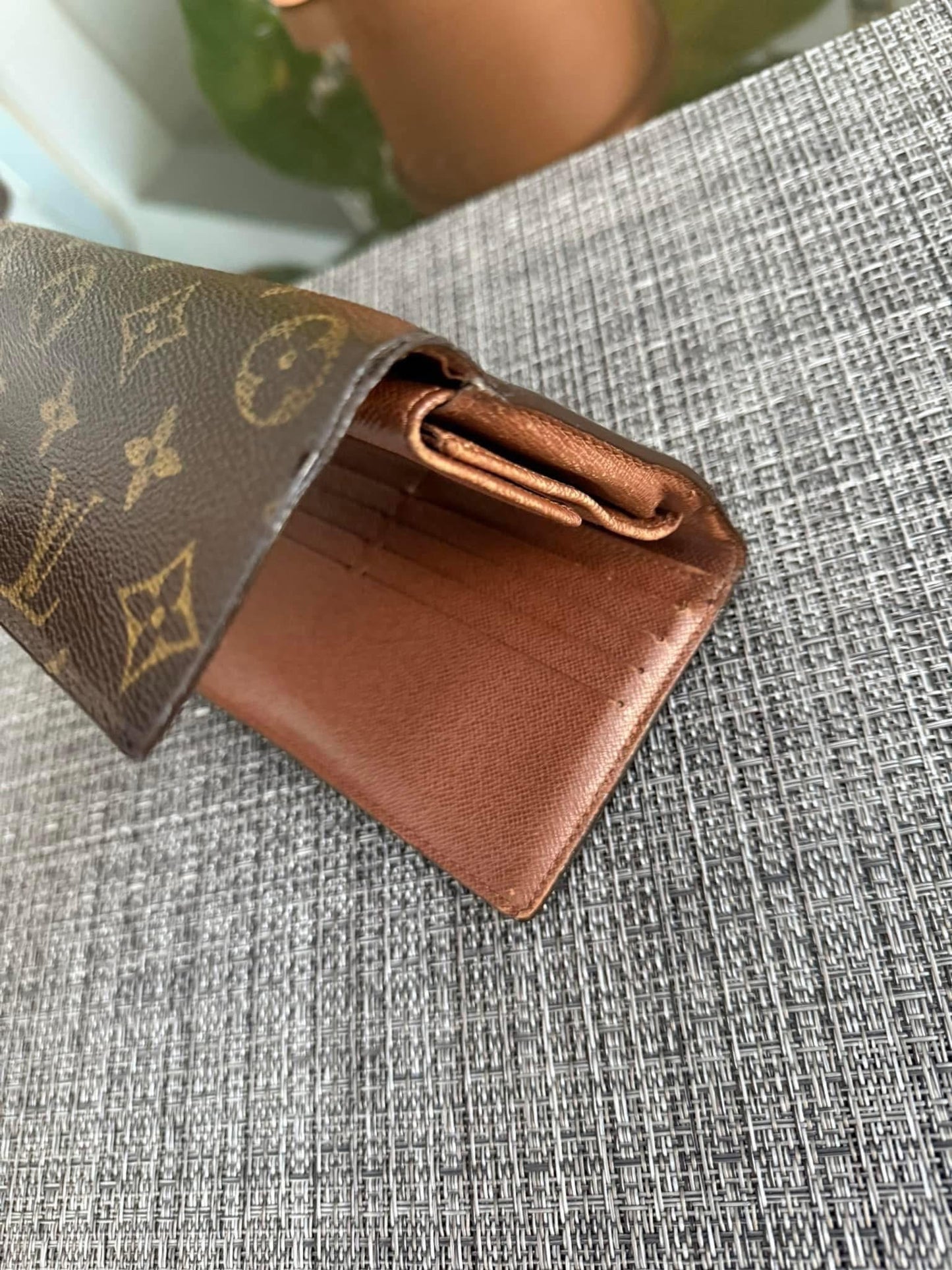 International Wallet with 8 Cardholders ๐๏ธ Year: 2008